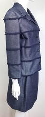 Ensemble di giacca e gonna in denim blu di Chanel con frange a bordo grezzo