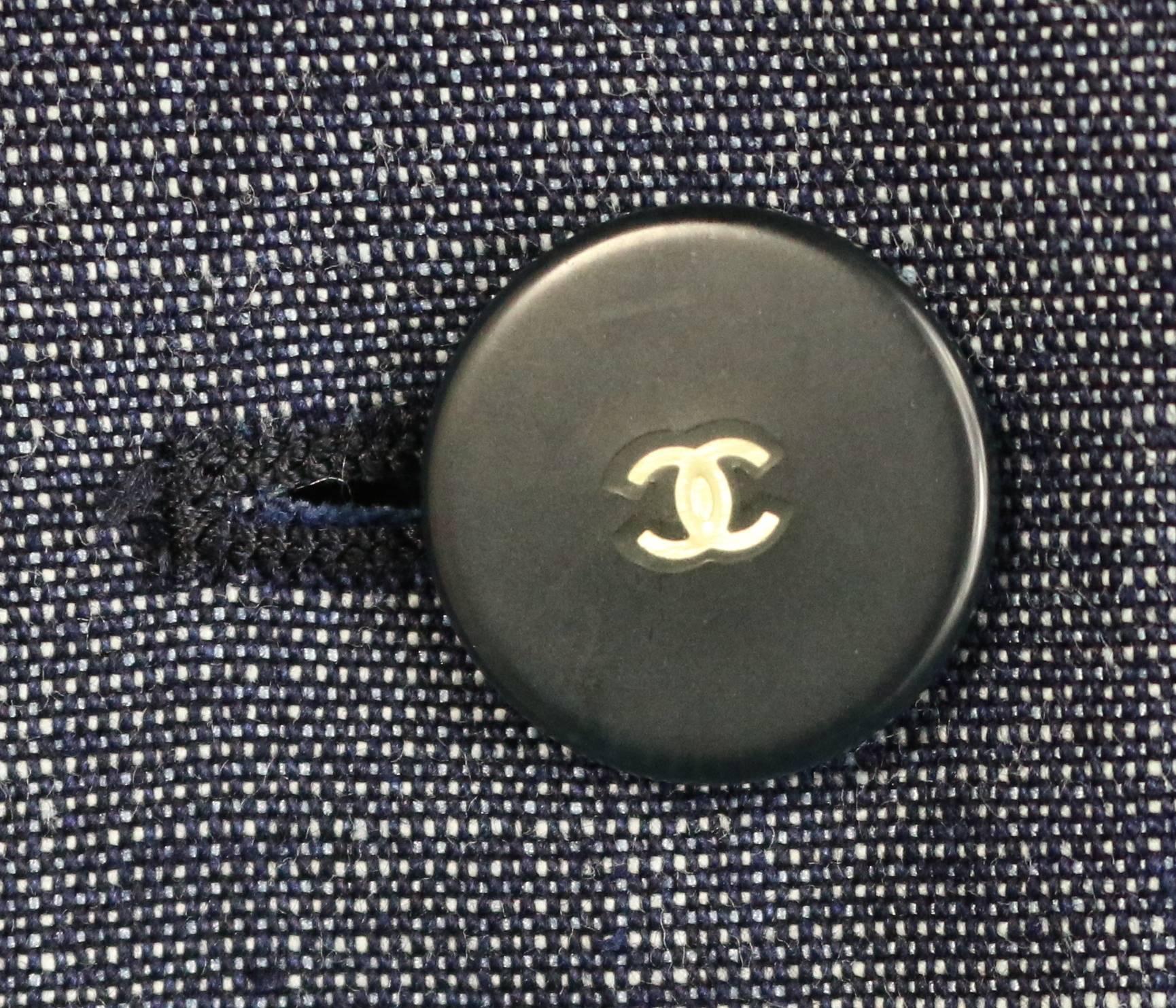 Gris Chanel - Ensemble veste et jupe en denim bleu avec bords bruts à franges  en vente
