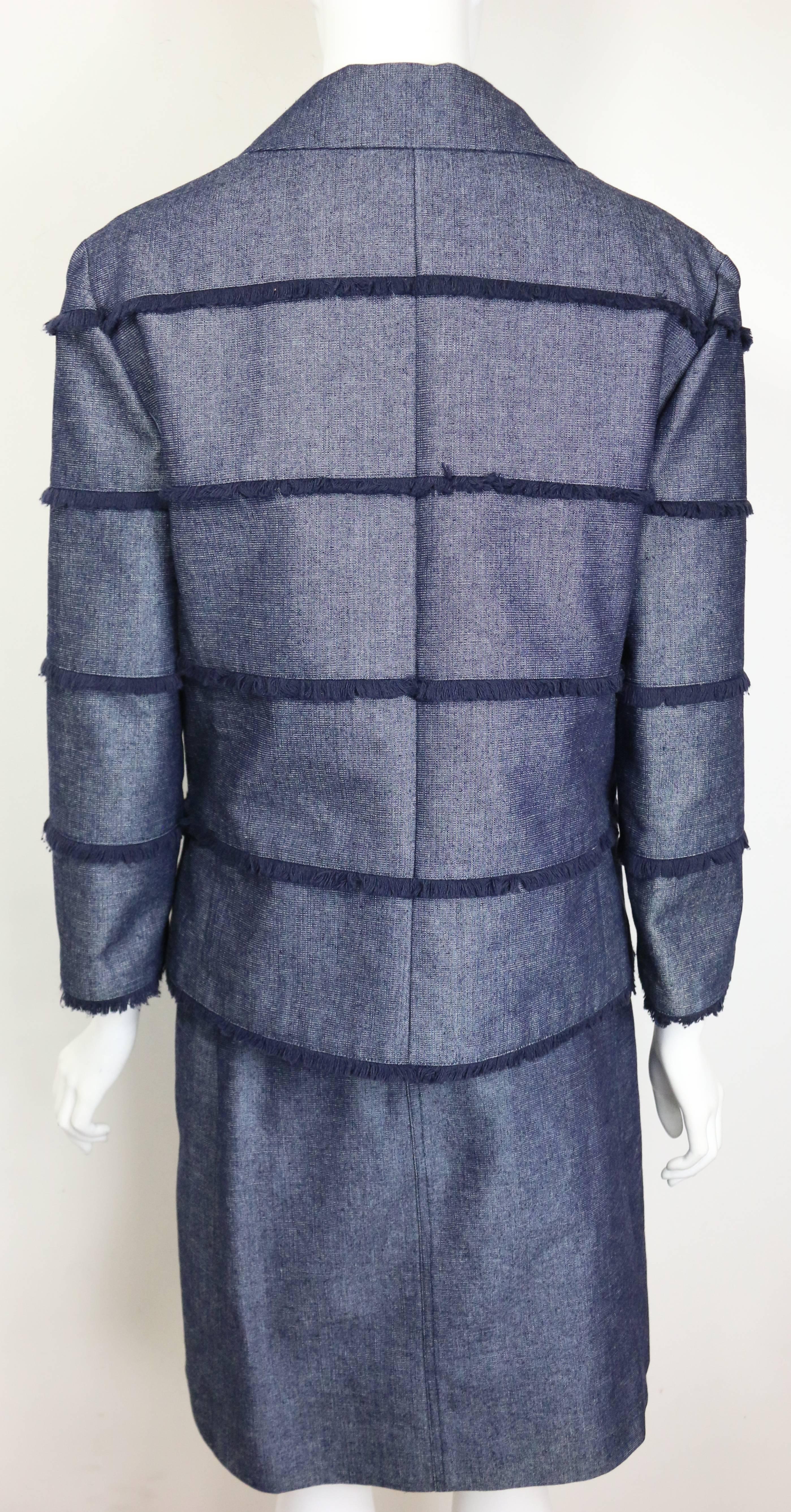 Chanel - Ensemble veste et jupe en denim bleu avec bords bruts à franges  Excellent état - En vente à Sheung Wan, HK