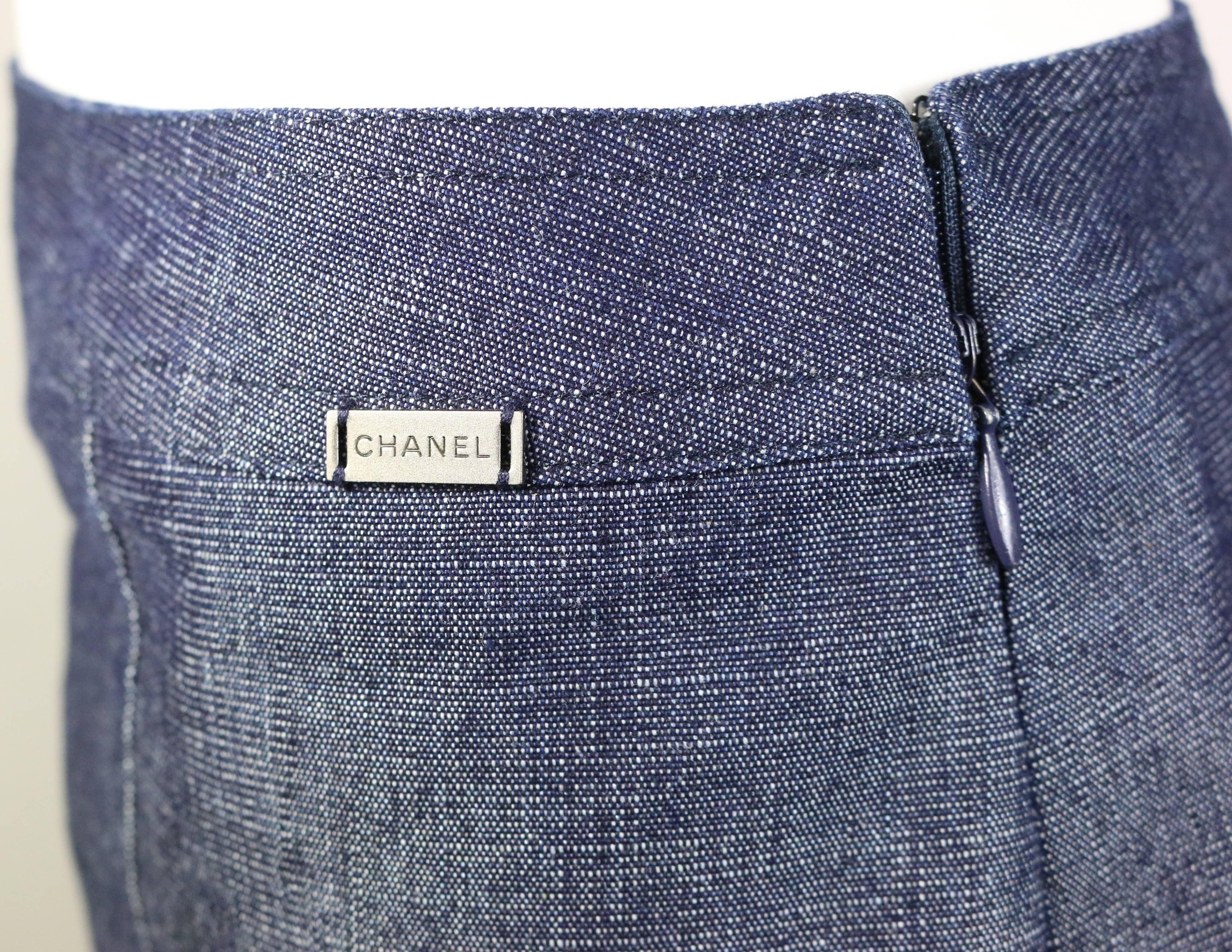 Chanel - Ensemble veste et jupe en denim bleu avec bords bruts à franges  en vente 2
