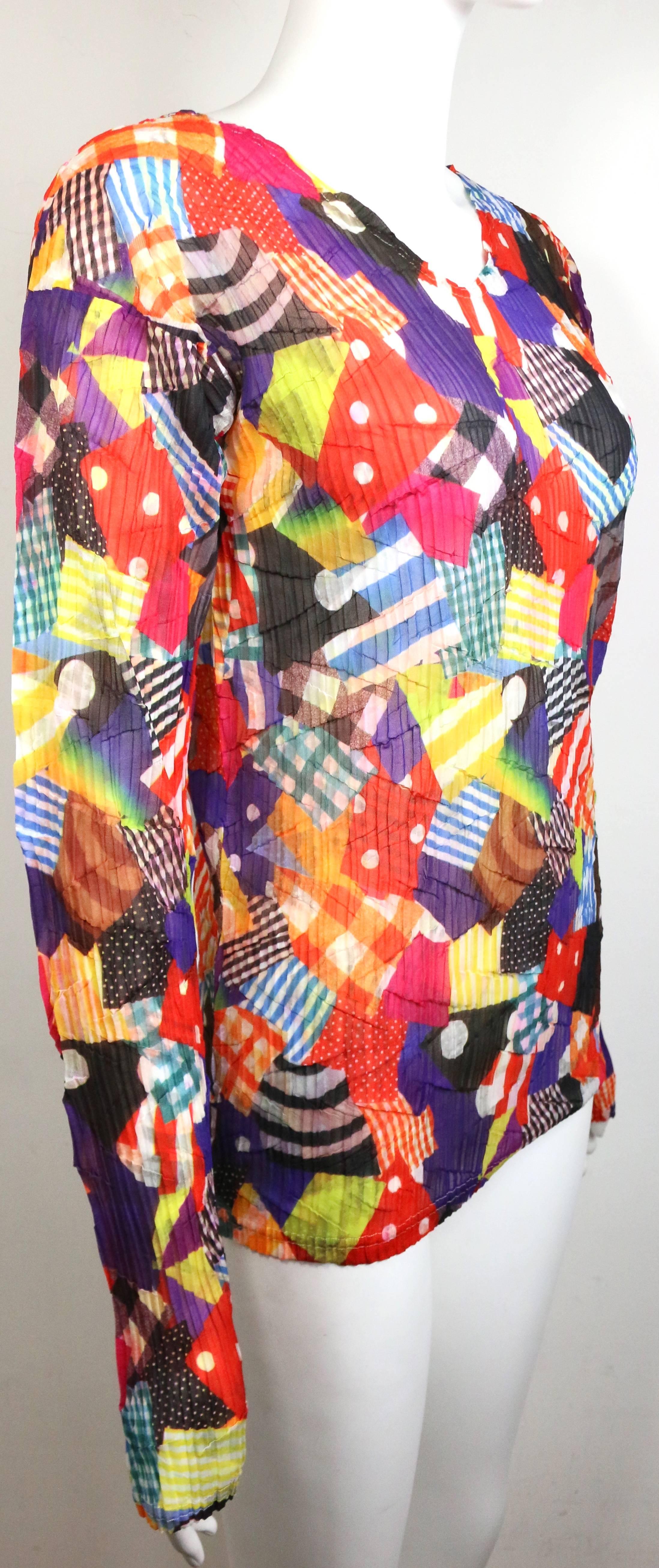 - Vintage anni '90 Issey Miyake con scollo a V, multicolore e fantasia, pullover con maniche lunghe e pieghettate. 

- Prodotto in Giappone. 

- Taglia M. 

- 100% poliestere. 