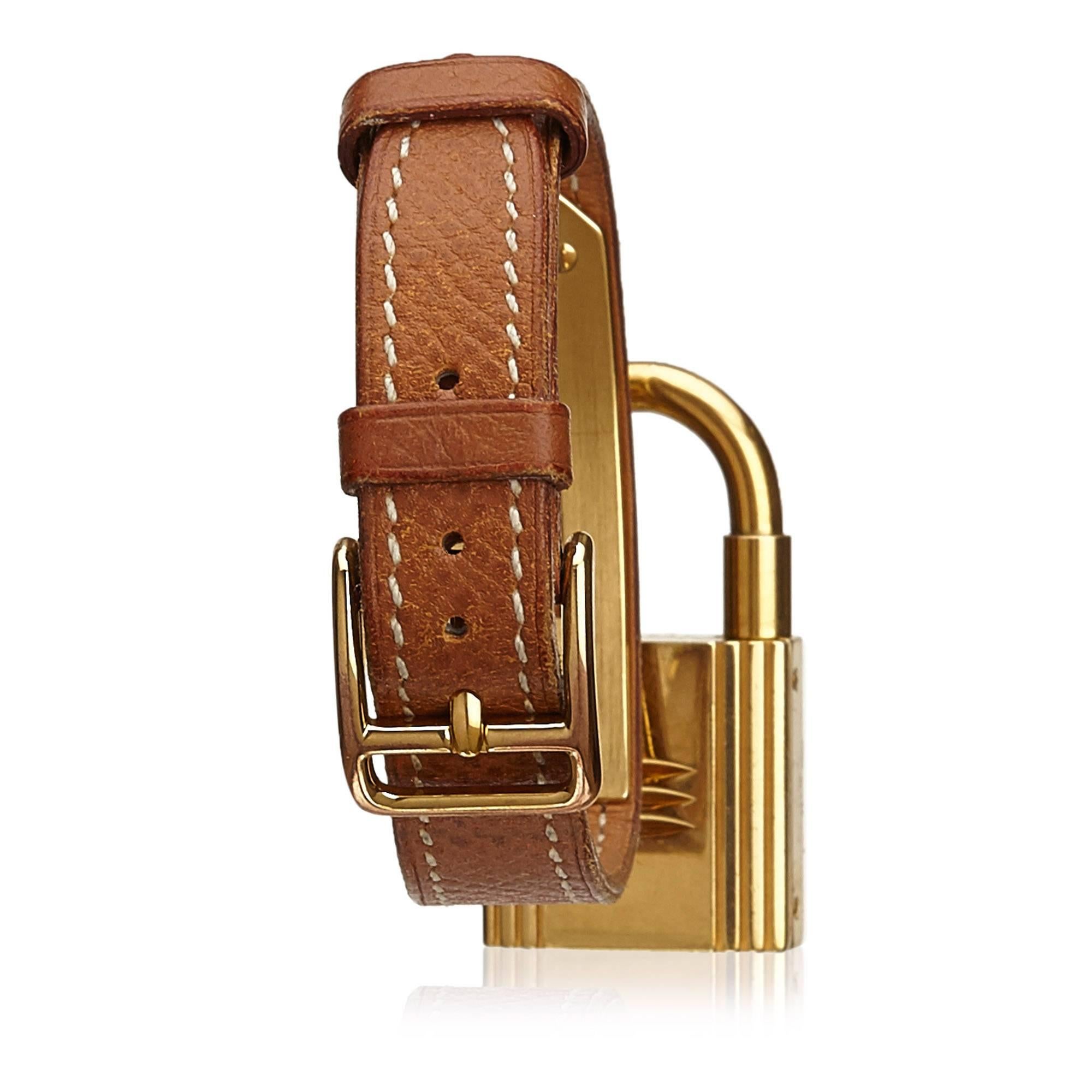 - Hermes Kelly pm natural Barenia gold-plated steel calfskin leather strap watch, white dial, quartz movement. 

- Watch Specifications:
Face size: 1.6 x 1cm
Case: 2 x 2.1cm
Wrist Size: 17cm
Belt: 1.3cm
Weight: 40gm

- Made in Switzerland. 

-