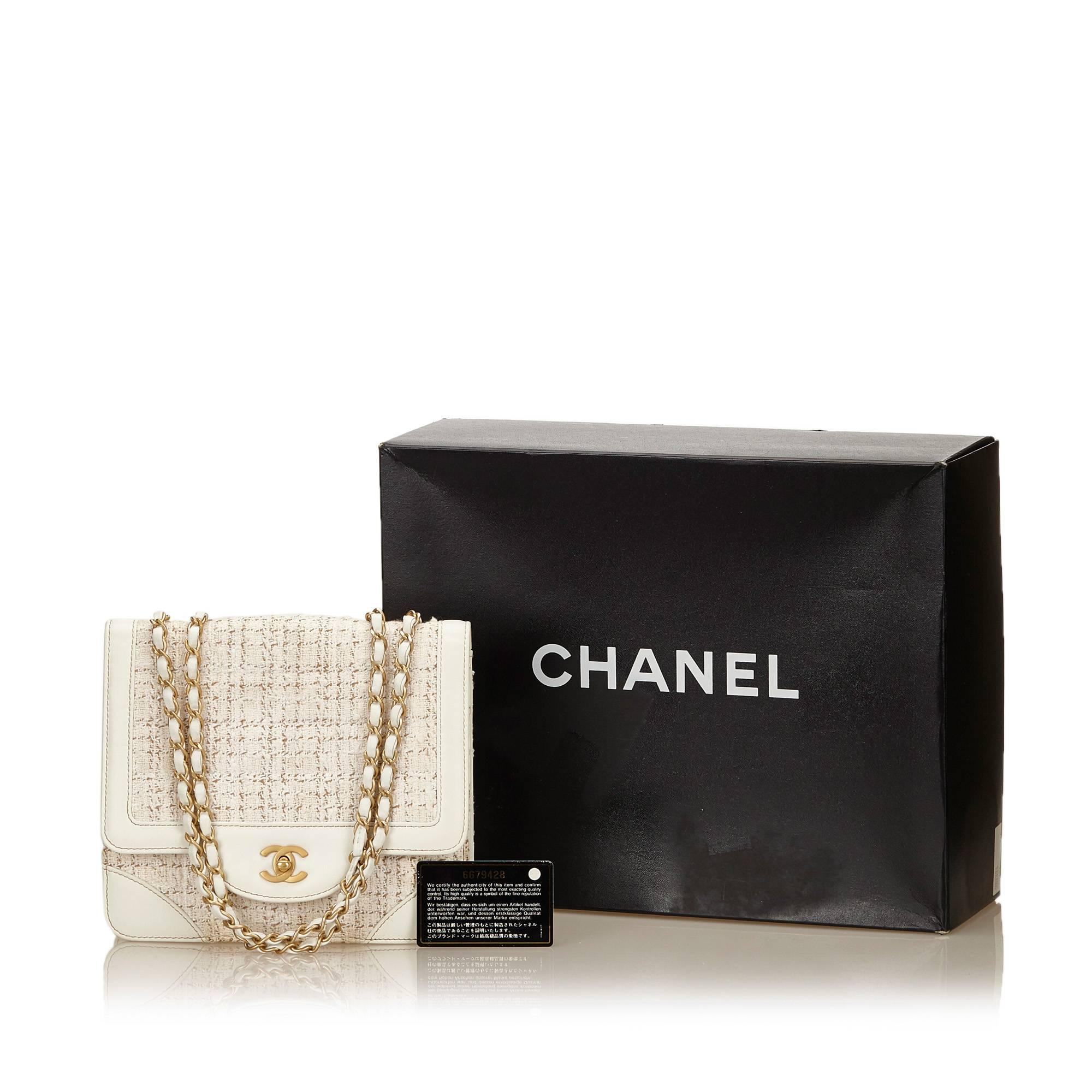 Chanel White and Ivory Tweed/Leather Flap Chain Shoulder Bag In Excellent Condition In Sheung Wan, HK