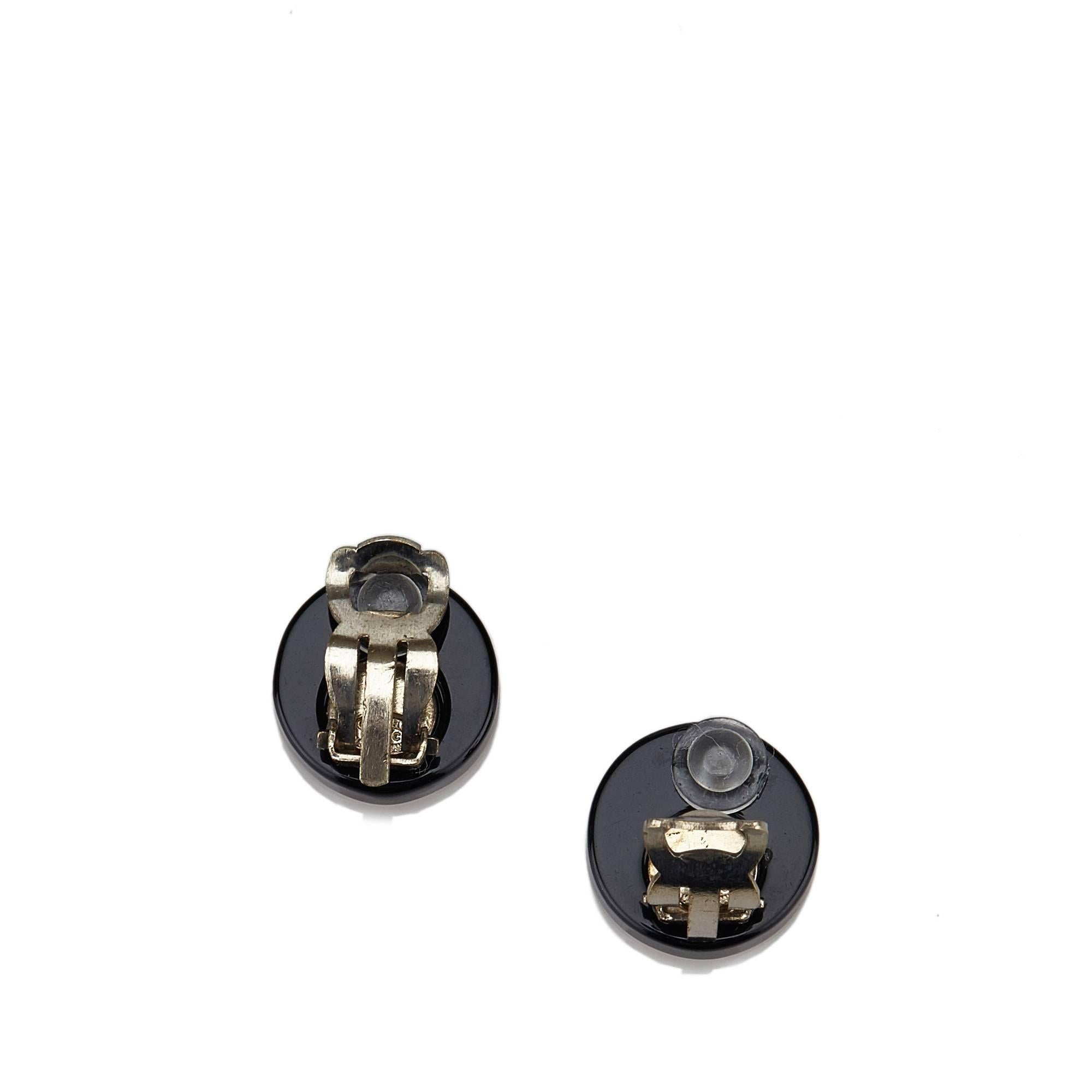 - Chanel black and white Coco paris clip on earrings from year 2006 collection  These earrings feature striped plastic hardware, interlocking Cs, and silver-tone back clip-on closures.

- Made in France. 

- Diameter: 1.5cm. 

- Include: Box. 

-