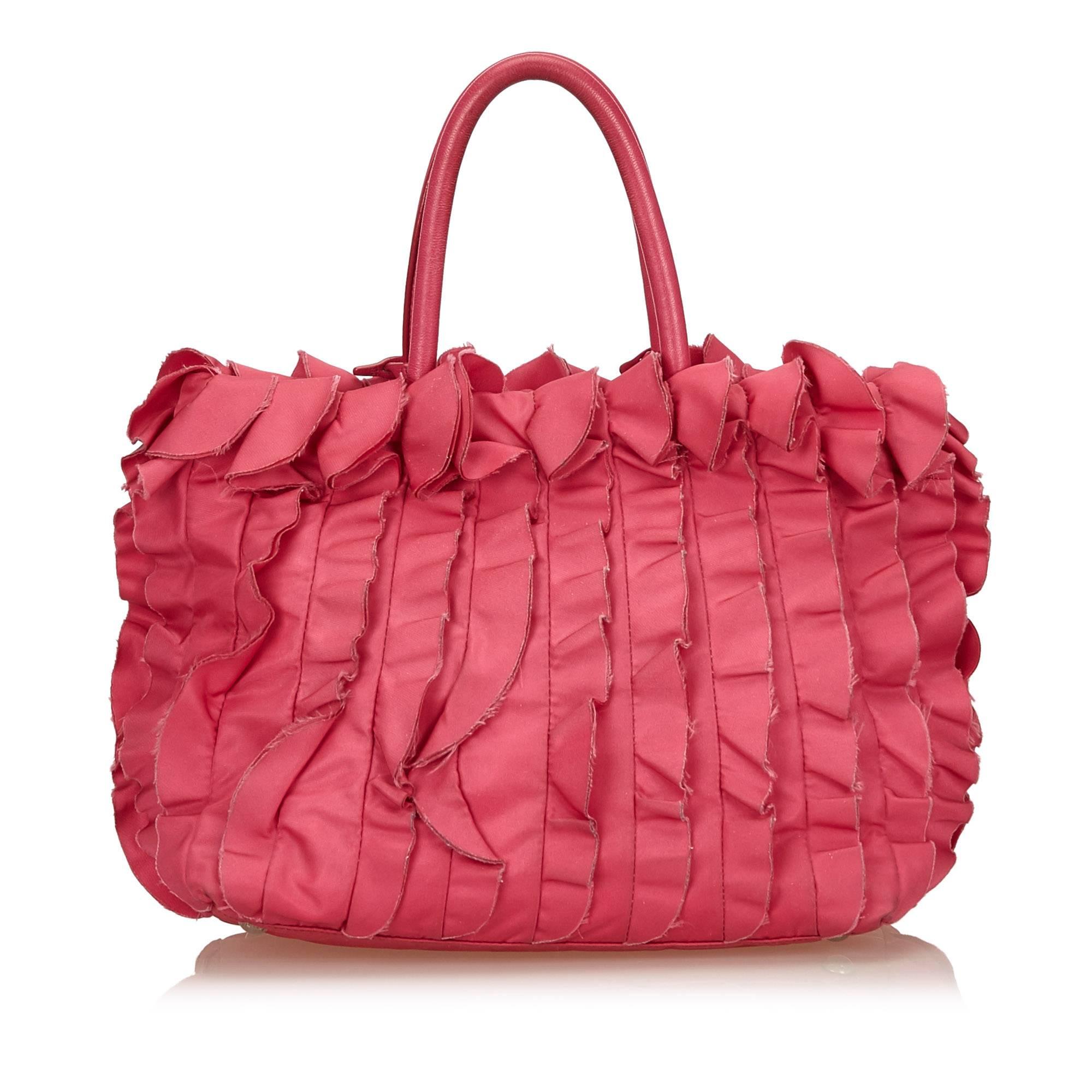 Sac fourre-tout à volants en satin rose de Prada Excellent état à Sheung Wan, HK