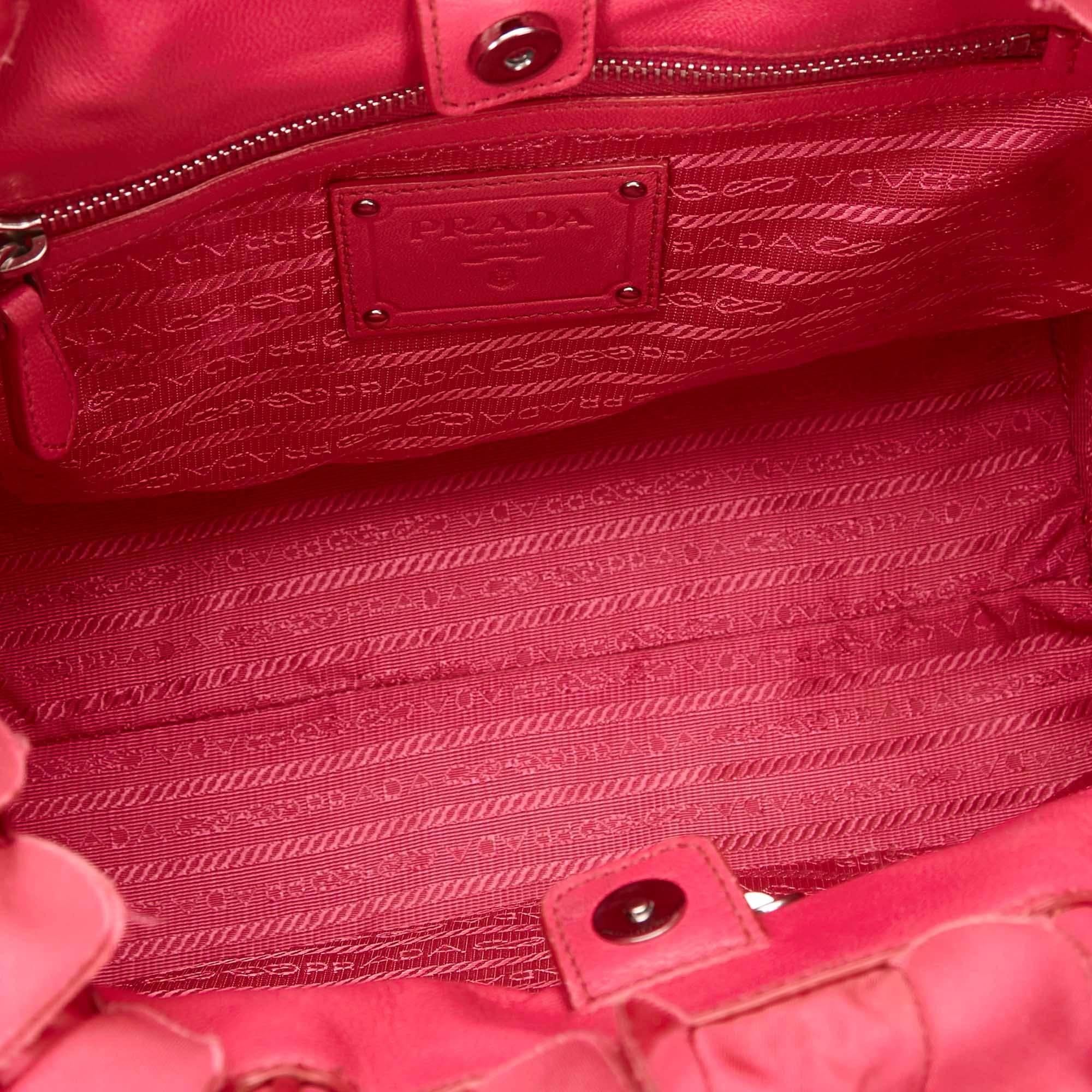 Sac fourre-tout à volants en satin rose de Prada 1