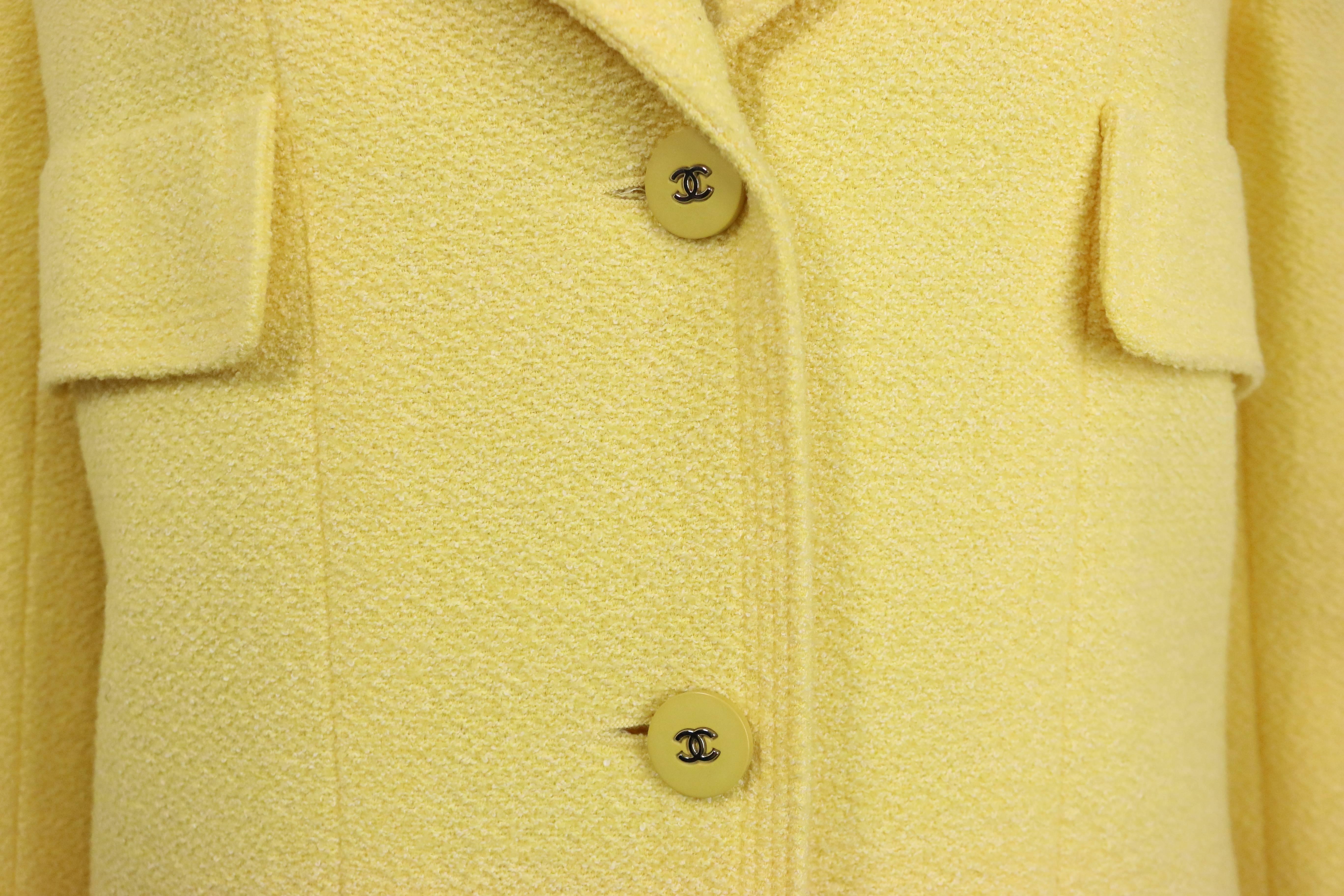 - Vintage Chanel veste en laine bouclée jaune de la collection 1998c. Il comporte quatre poches à rabat sur le devant, deux boutons jaunes 