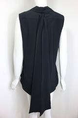 Moschino Couture ärmelloses Top aus schwarzer Seide mit smiley Pearl-Knöpfen