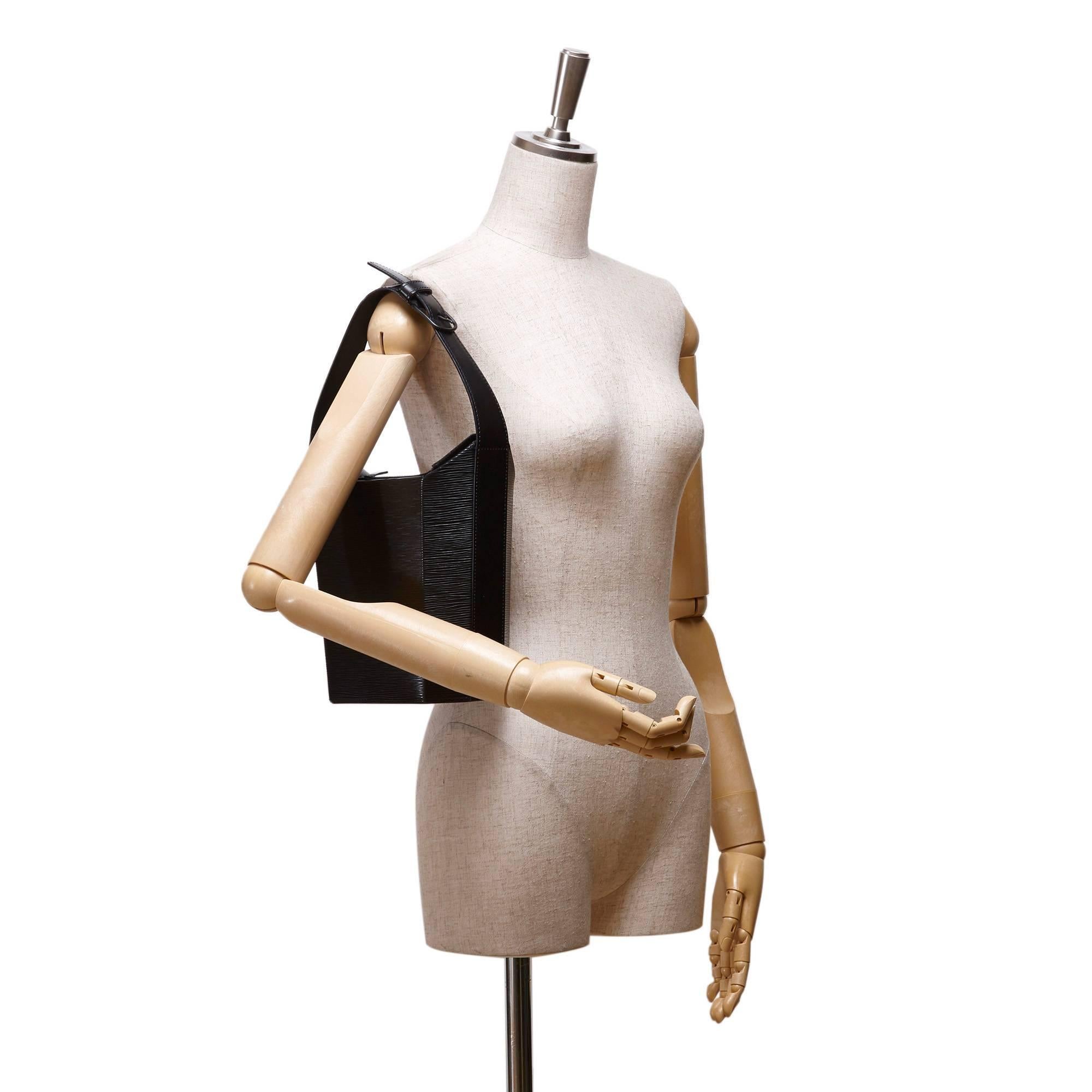 - This Louis Vuitton black Sac Seau bag features an epi leather body, a flat shoulder strap, an open top, and an interior zip pocket.

- Size: 19cm x 20cm x 10cm. Shoulder Drop: 16cm. 

- Serial no: VI0987. 

- Include: Dust bag. 

