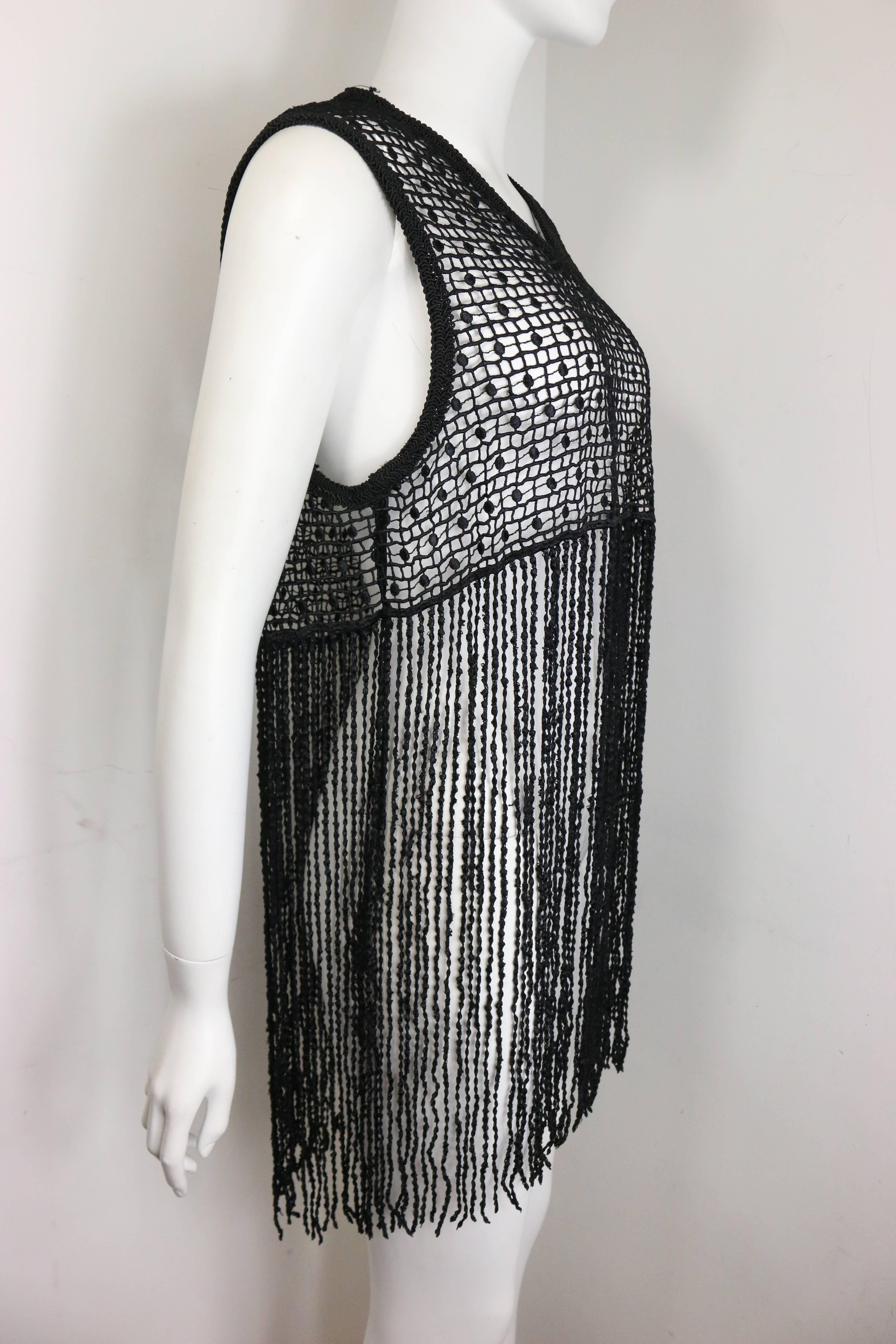 - Vintage 90s Jeff Gallano black knitted see through fringe pullover sleeves top. Avec un décolleté en V. Un haut à motif spécial avec des franges sur le bas. Un haut élégant dont les franges s'écouleront pendant que vous marchez. Une pièce unique