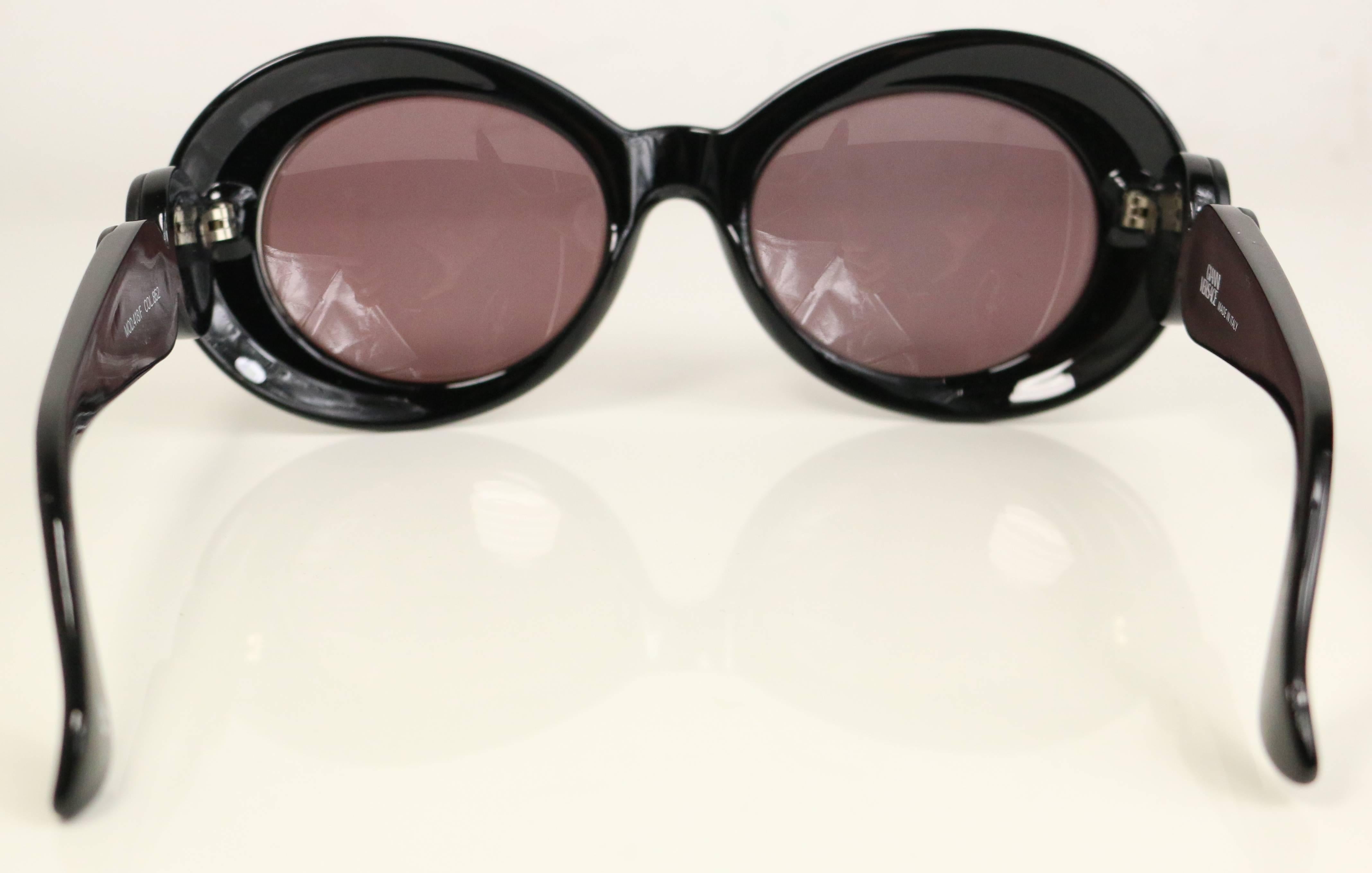 Gianni Versace Schwarze ovale Sonnenbrille mit schwarzen Saphiren Damen im Angebot