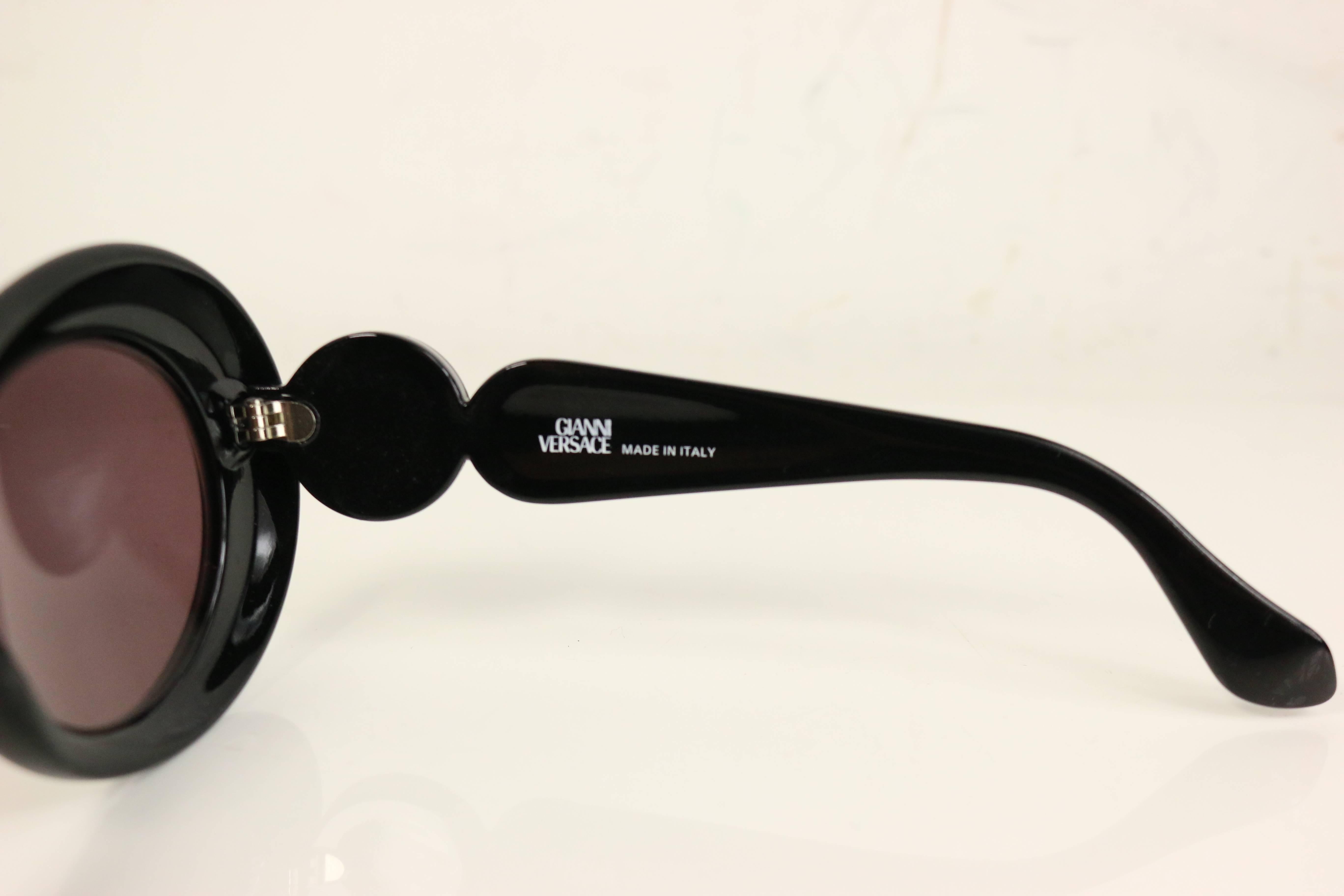 Gianni Versace Schwarze ovale Sonnenbrille mit schwarzen Saphiren im Angebot 1