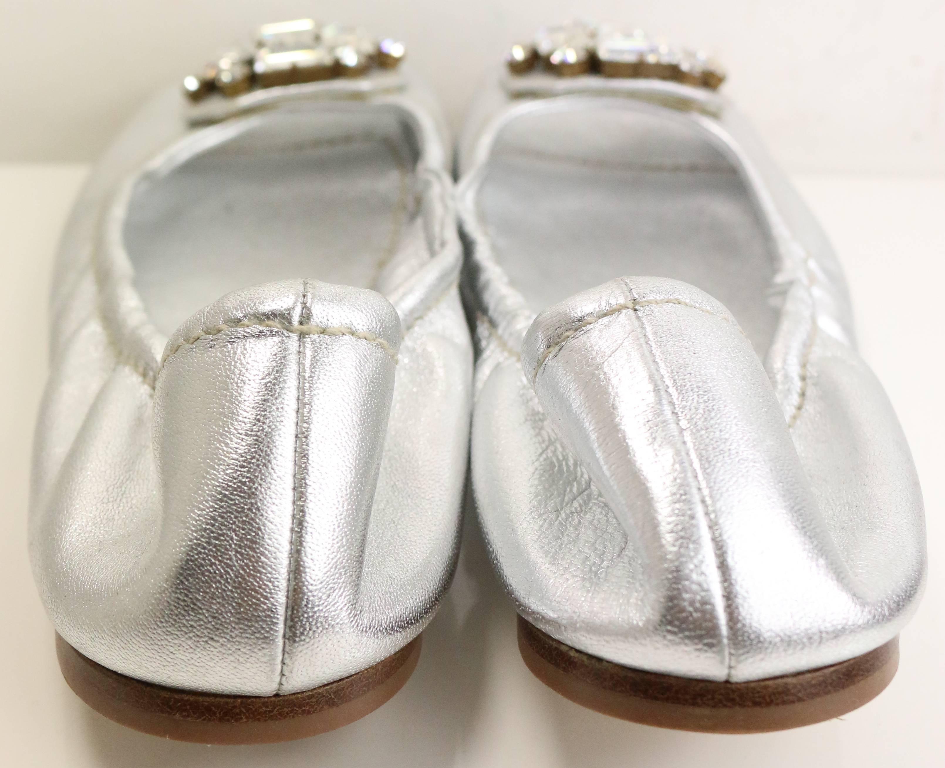 - Mui Mui silver metallic open toe flats. Featuring A 