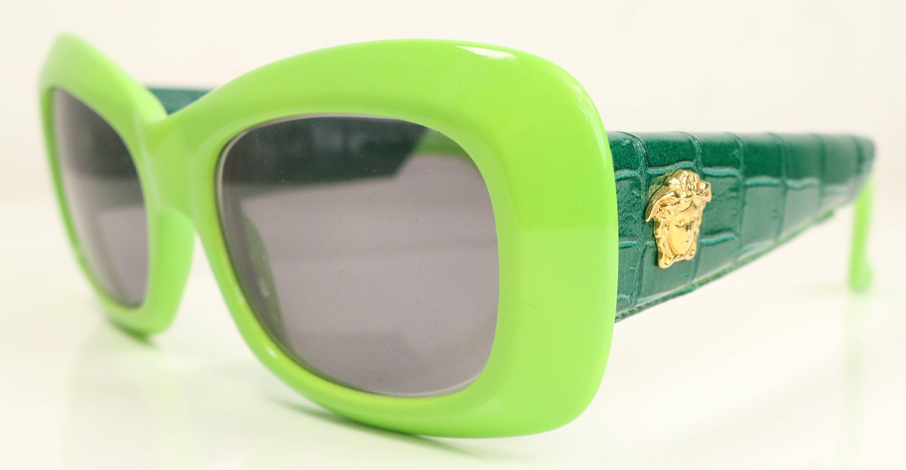 - Vintage 90s Gianni Versace Sonnenbrille aus grünem Krokoleder mit goldener Medusa an der Seite. Die Modellnummer ist 417 und die Farbe ist 930.  

- Die Gläser sind verschreibungspflichtig.    

- Hergestellt in Italien.

