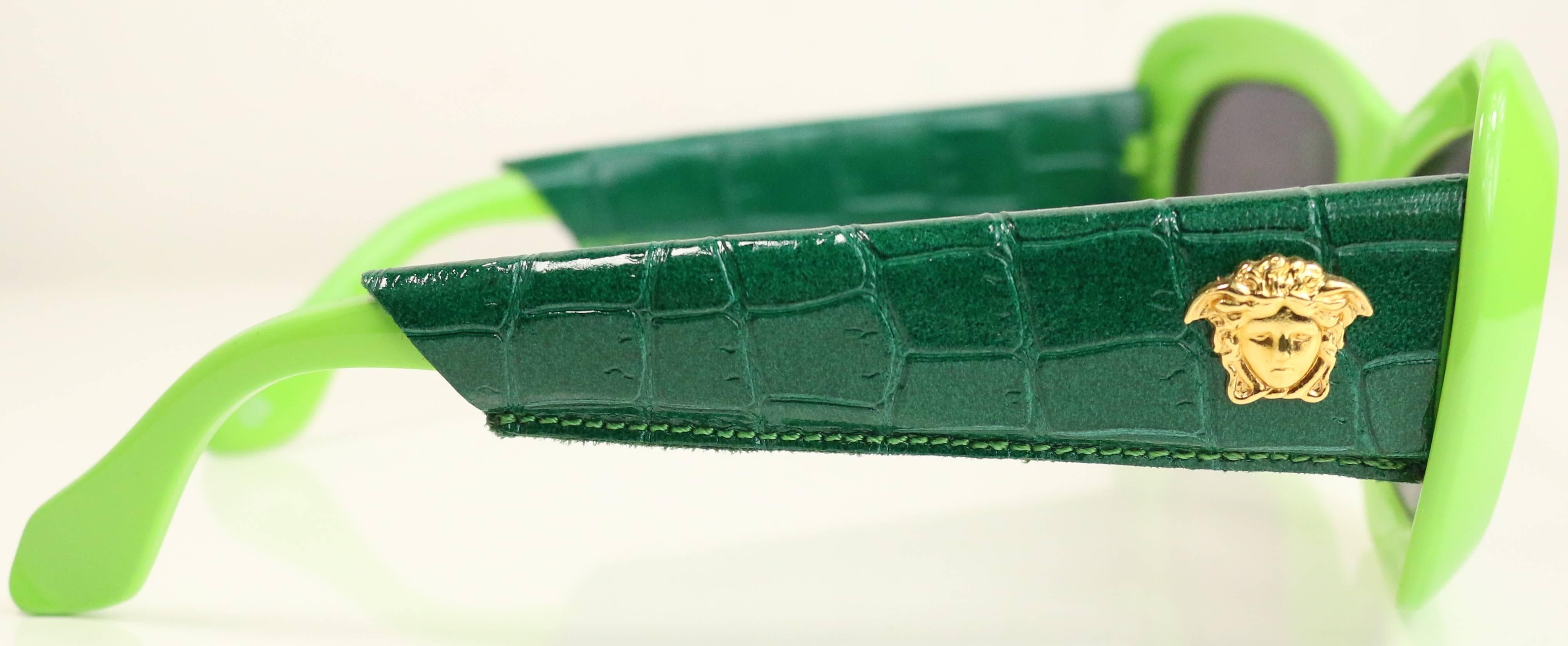 Vert Gianni Versace Lunettes de soleil en cuir de crocodile vert  en vente
