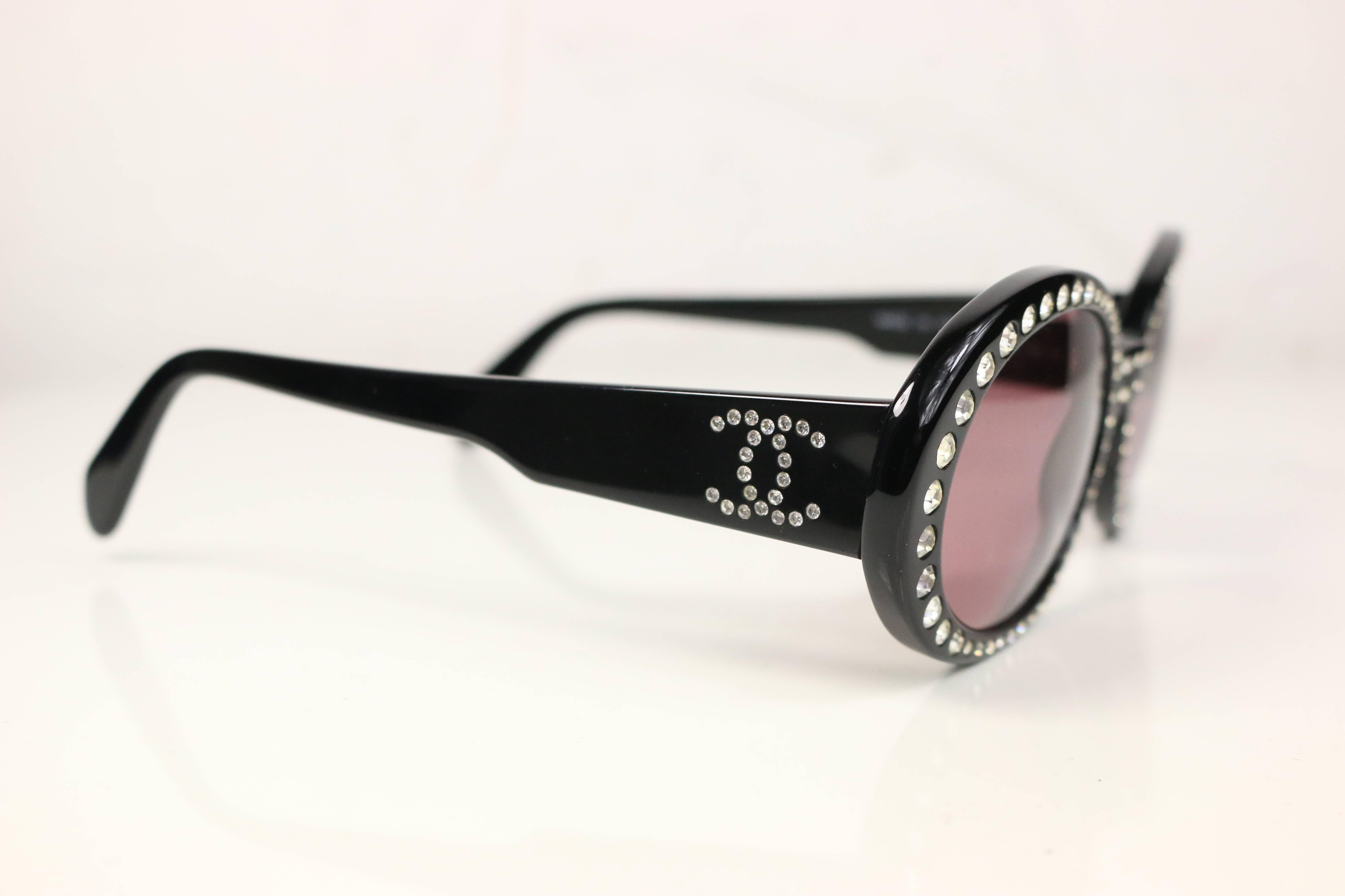 - Vintage 90s Chanel with clear graduated rhinestones oval frames sunglasses. 

- Featuring rhinestones 