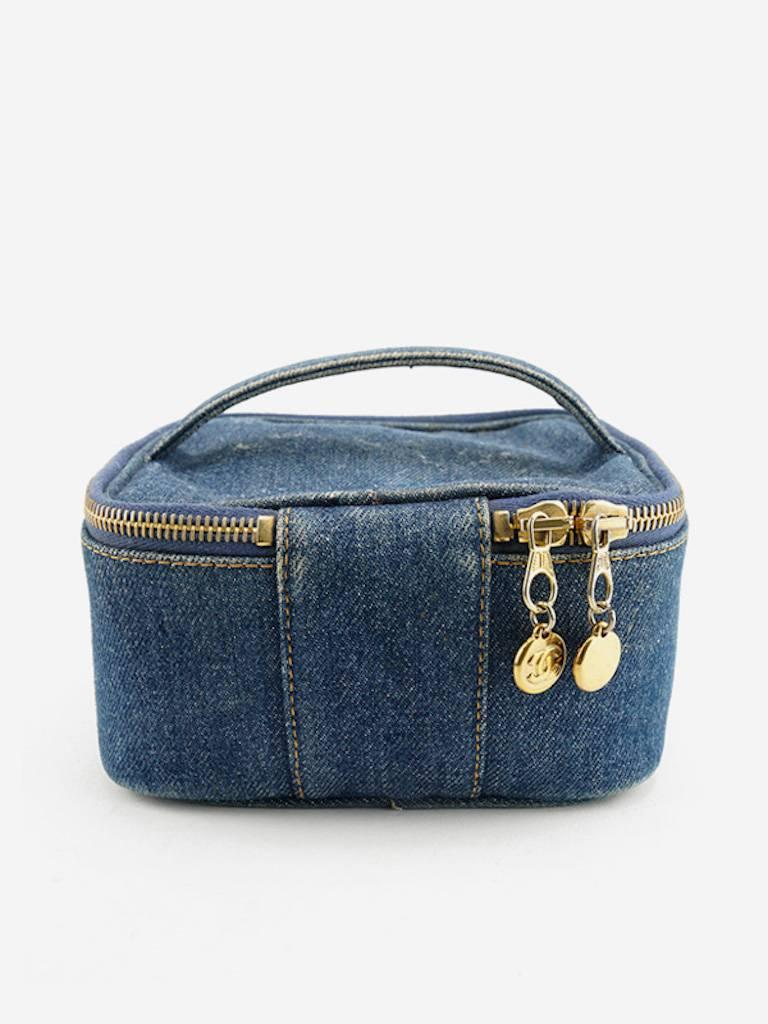 - Vintage 90s Chanel blue denim square vanity bag. Featuring two gold hardware "CC" zipper closure open to a black leather interior. This cute and chic little square vanity bag is great for summer vacation. 

- Made in Italy. 

- Length: