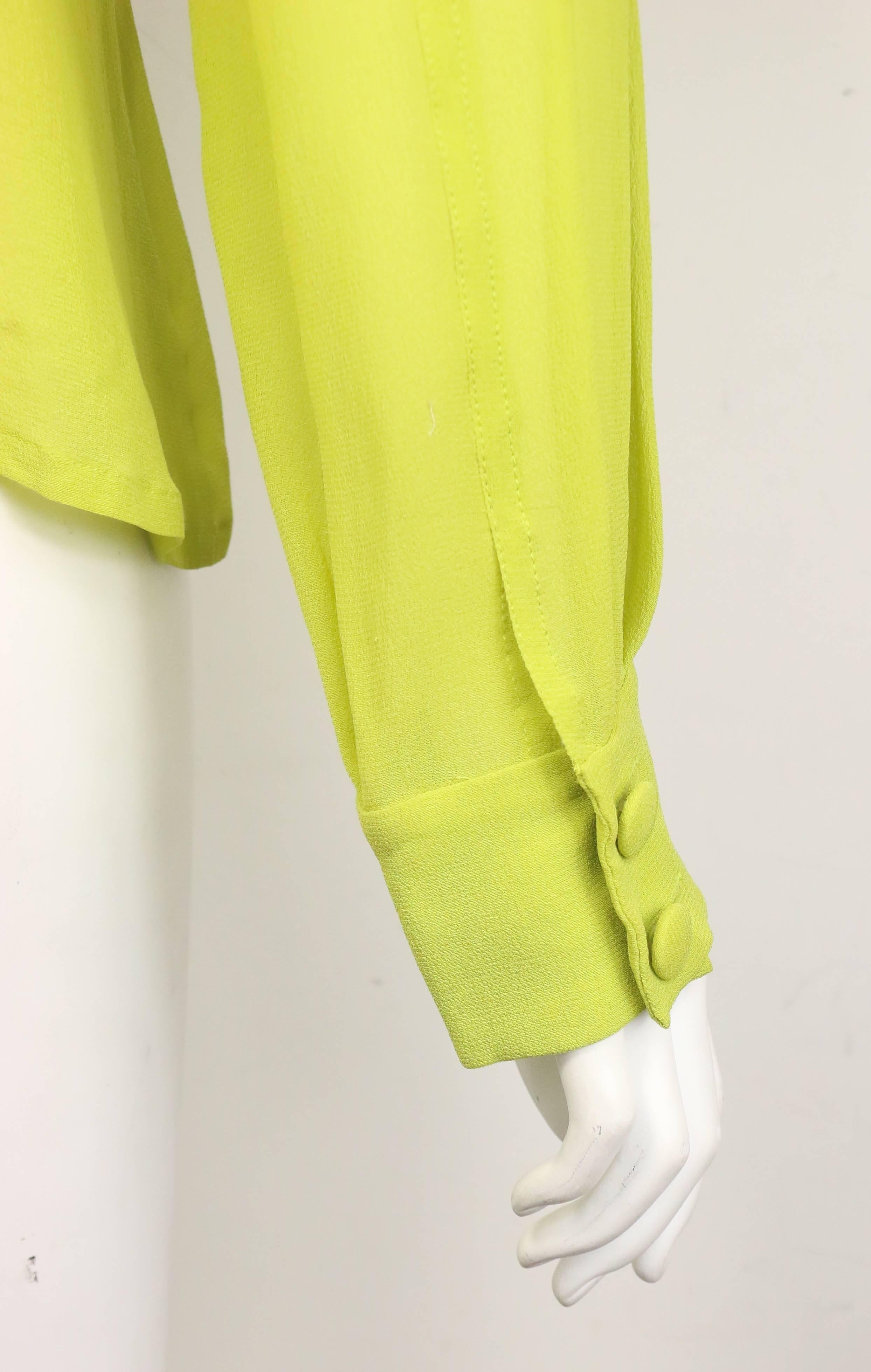 Jaune Rochas - Chemise en soie verte à col transparent  en vente