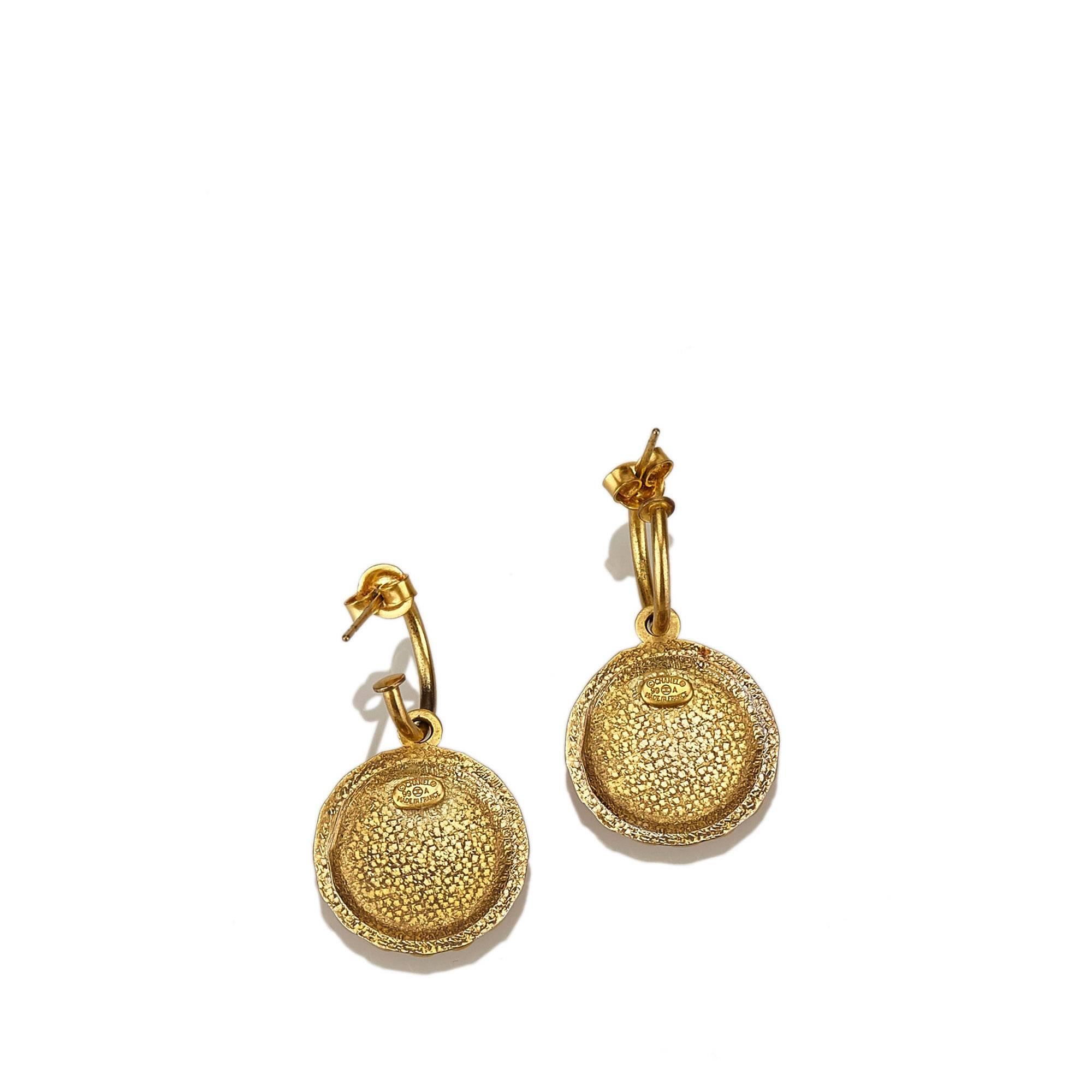 - These vintage year 1999 Chanel round earrings feature a metal hardware written "Chanel" with round dangling details and push back closure. 

- Made in France. 

- Size: 0.1cm x 3cm.

- Include: Box. 
