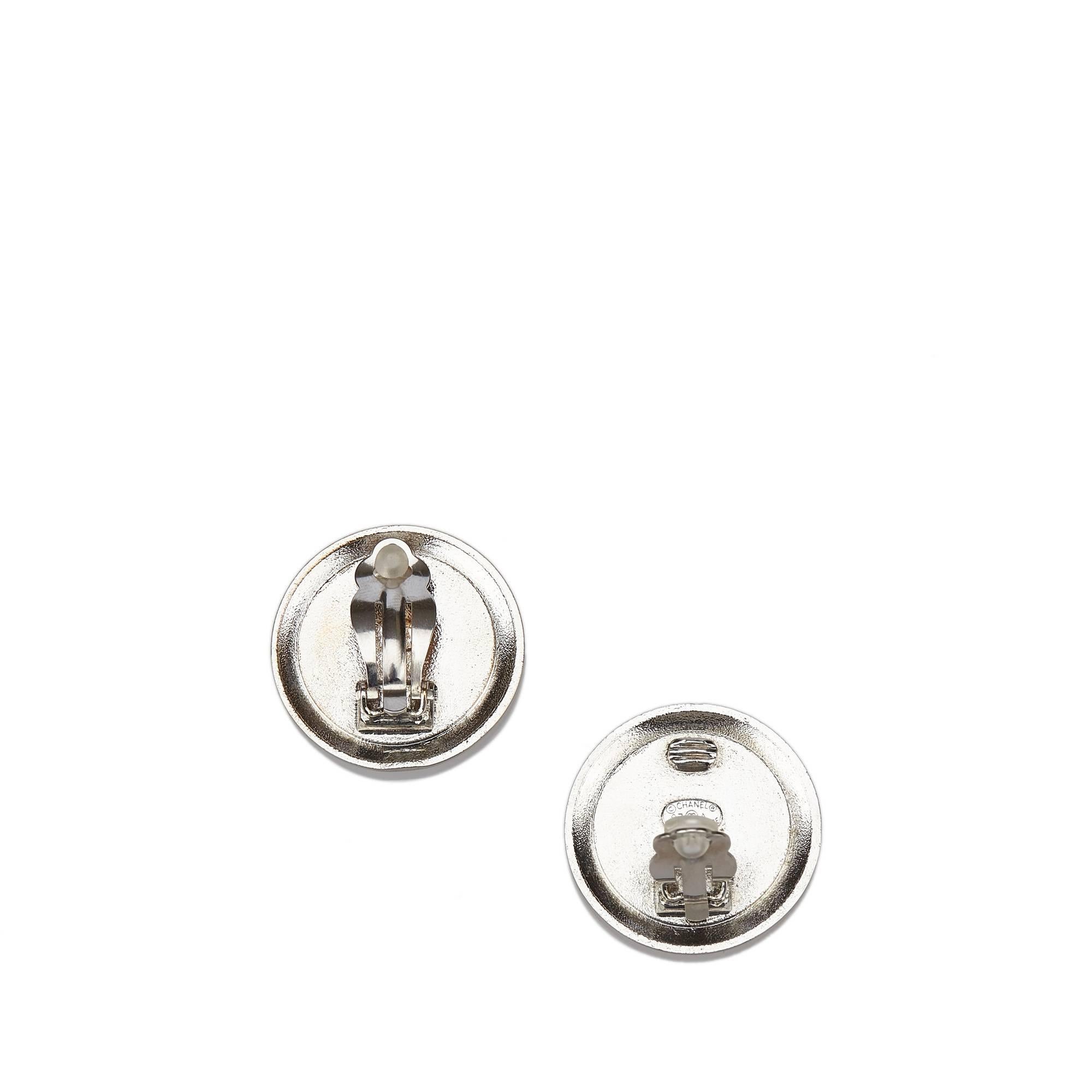 - These vintage 1997 Chanel round shape studs earrings feature a silver-tone metal hardware, a gold "CC" and a clip on closure.

- Made in France. 

- Size: 2.9cm x 2.9cm. 

- Include: Box. 

