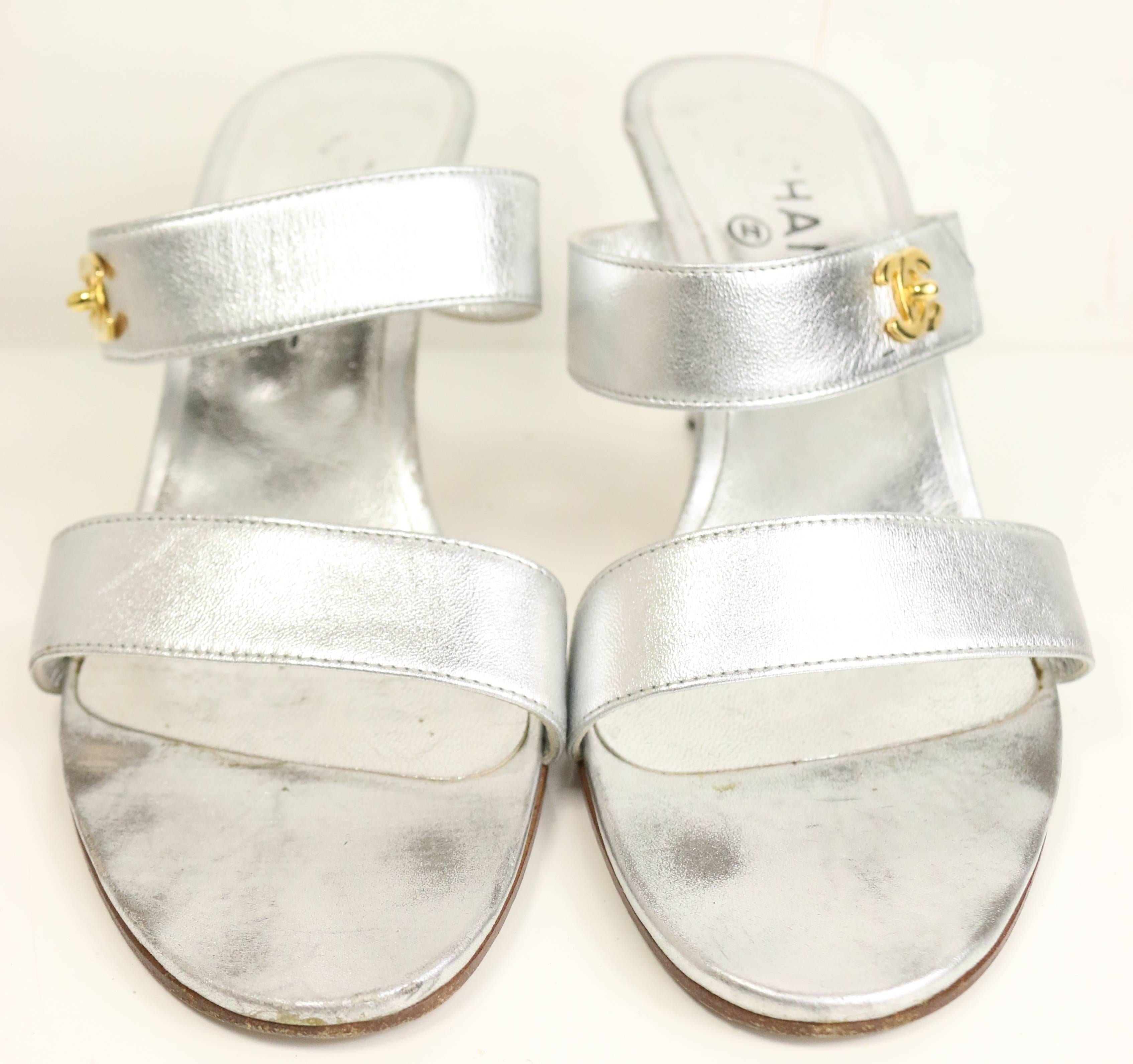 - Sandalias de tacón vintage Chanel de los años 90 con tiras de piel metalizada plateada. Con el logotipo 