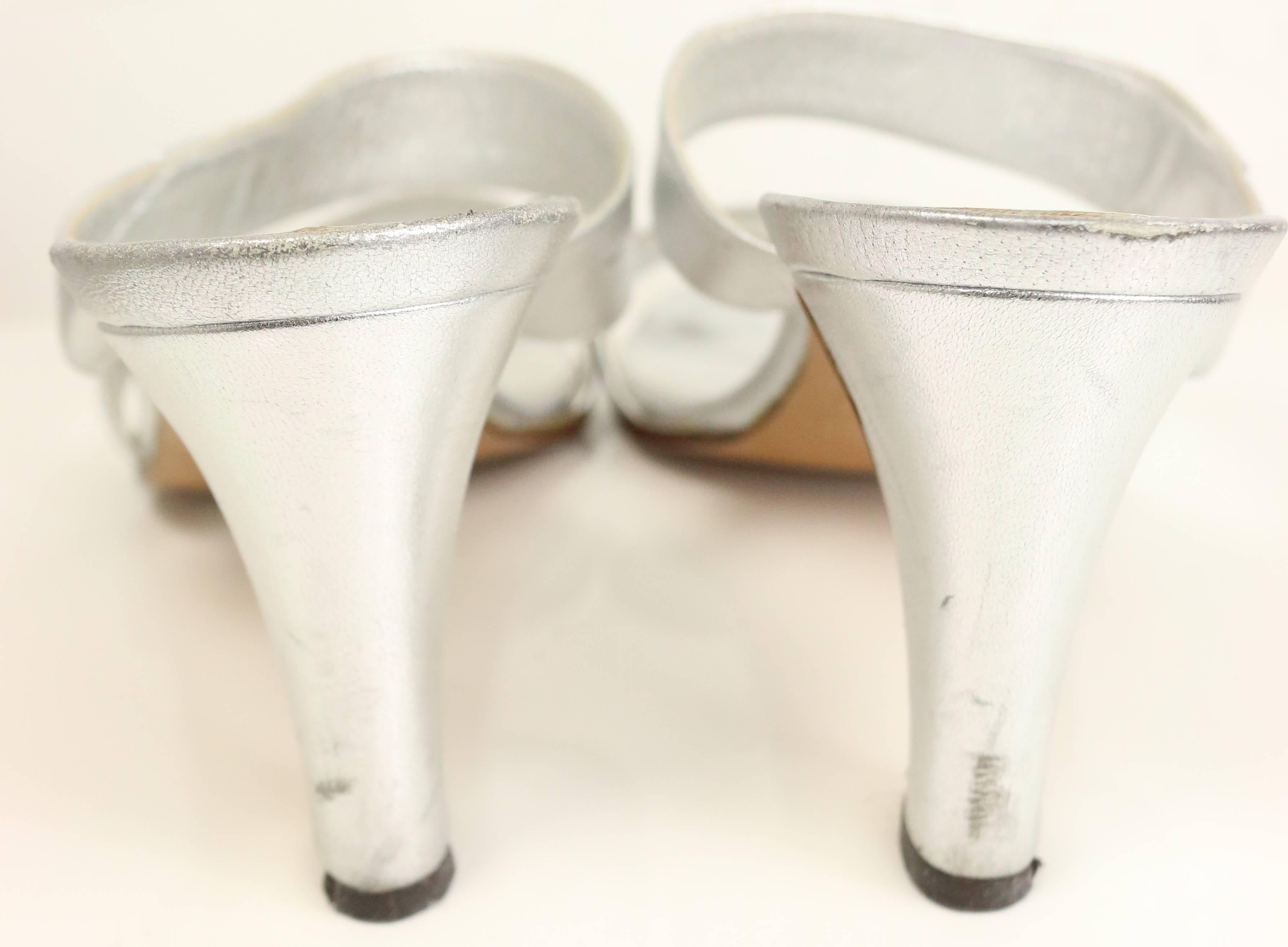 Chanel Sandalias de tiras de piel plateada metalizada con logotipo CC dorado Beige en venta
