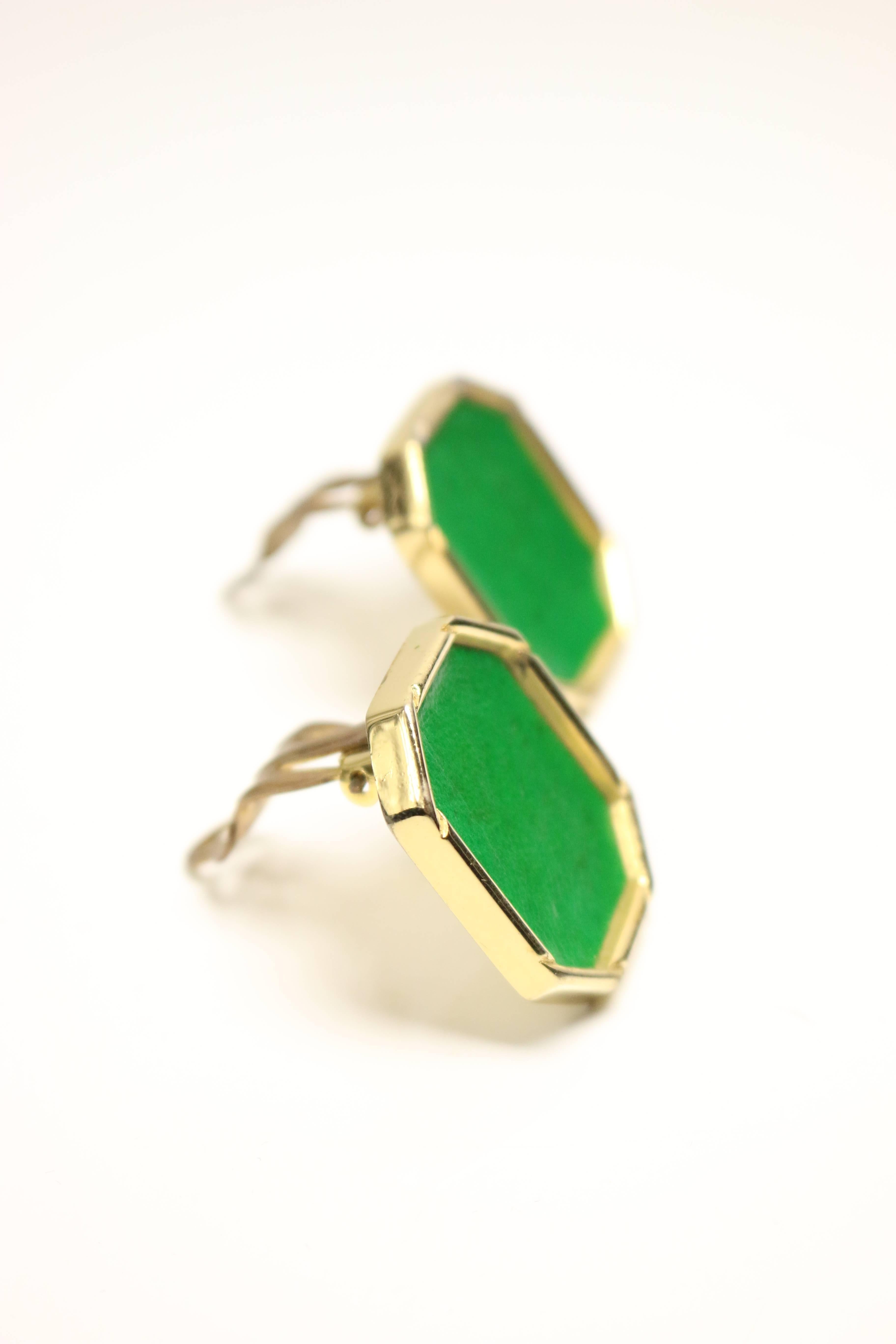 - Vintage 80s green leather octagon gold toned hardware clip on earrings. 

- Length: 0.9 inches. Height: 1.25 inches. 
