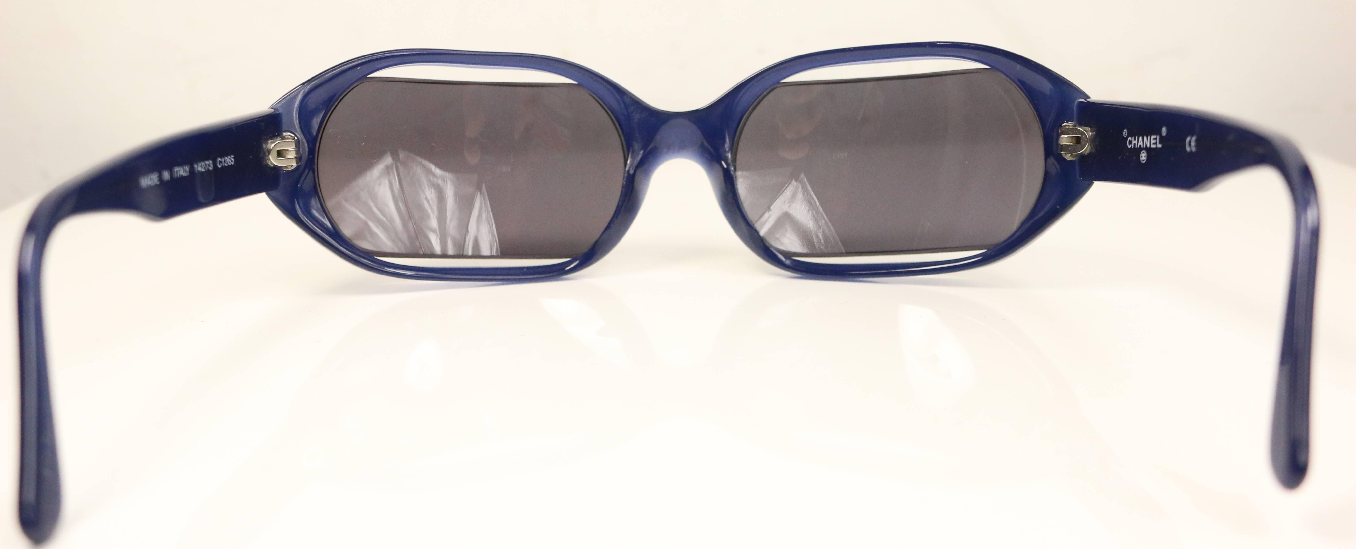 Gris Chanel lunettes de soleil bleu marine  en vente