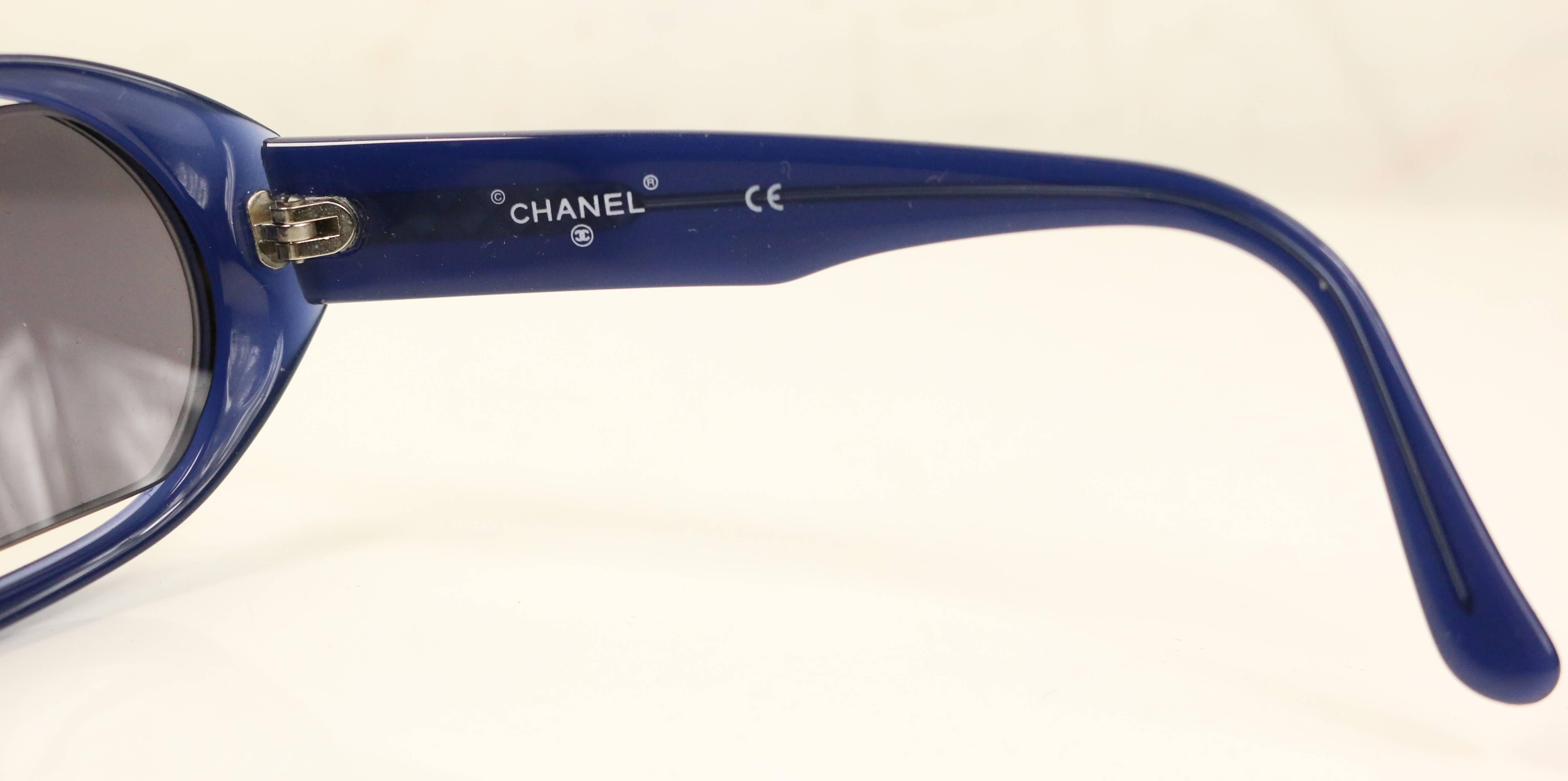 Chanel lunettes de soleil bleu marine Excellent état - En vente à Sheung Wan, HK