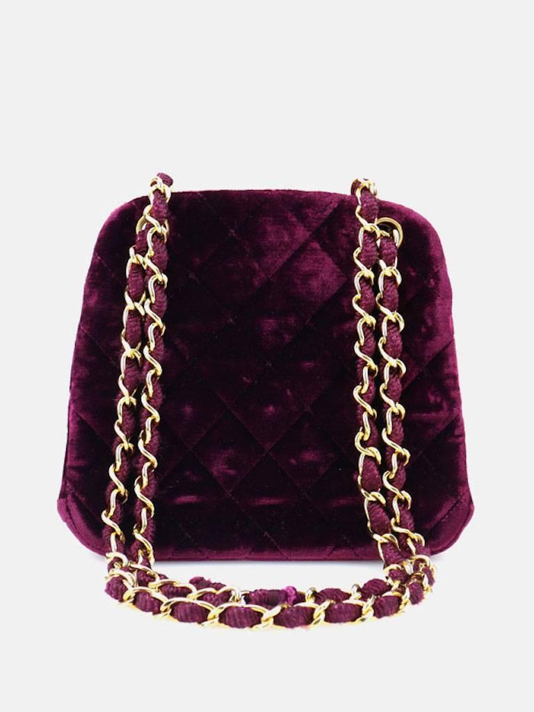 - Vintage 80s Chanel burgundy velvet gold chain shoulder bag. Featuring a gold toned 