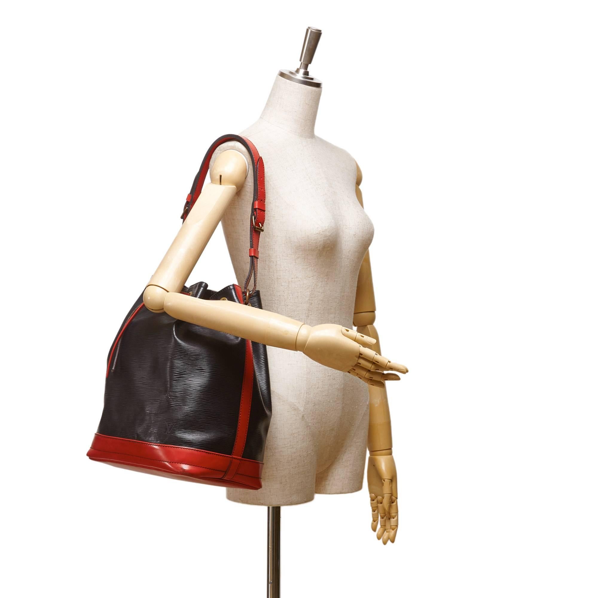 - This vintage 1991 Louis Vuitton black and red Noe bucket shoulder bag features a bicolor epi leather body, an adjustable shoulder strap, and a top red leather drawstring closure and interior zipper pocket. Such a great colour combination bag from