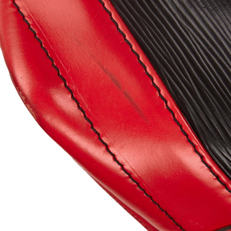 Louis Vuitton Black and Red Epi Noe Bi colour Bucket Shoulder Bag For Sale at 1stdibs