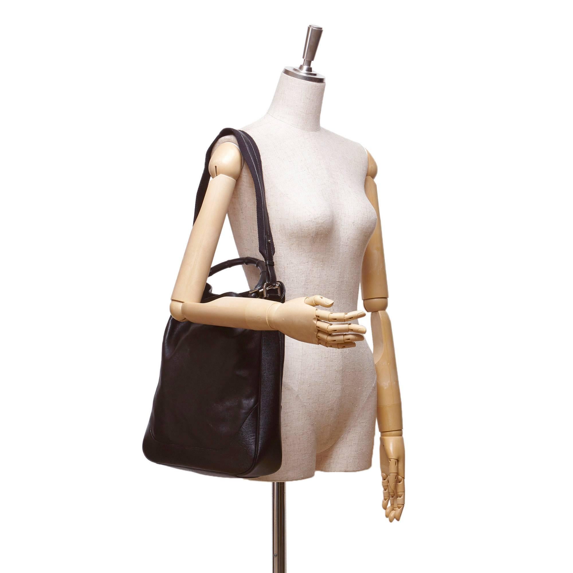 - This Gucci handbag features a black leather body, iconic black bamboo top handle, a detachable shoulder strap, open top with magnetic closure, and interior zip pocket. The Gucci bamboo handle is always in style!!!

- Made in Italy. 

- Size:  29cm