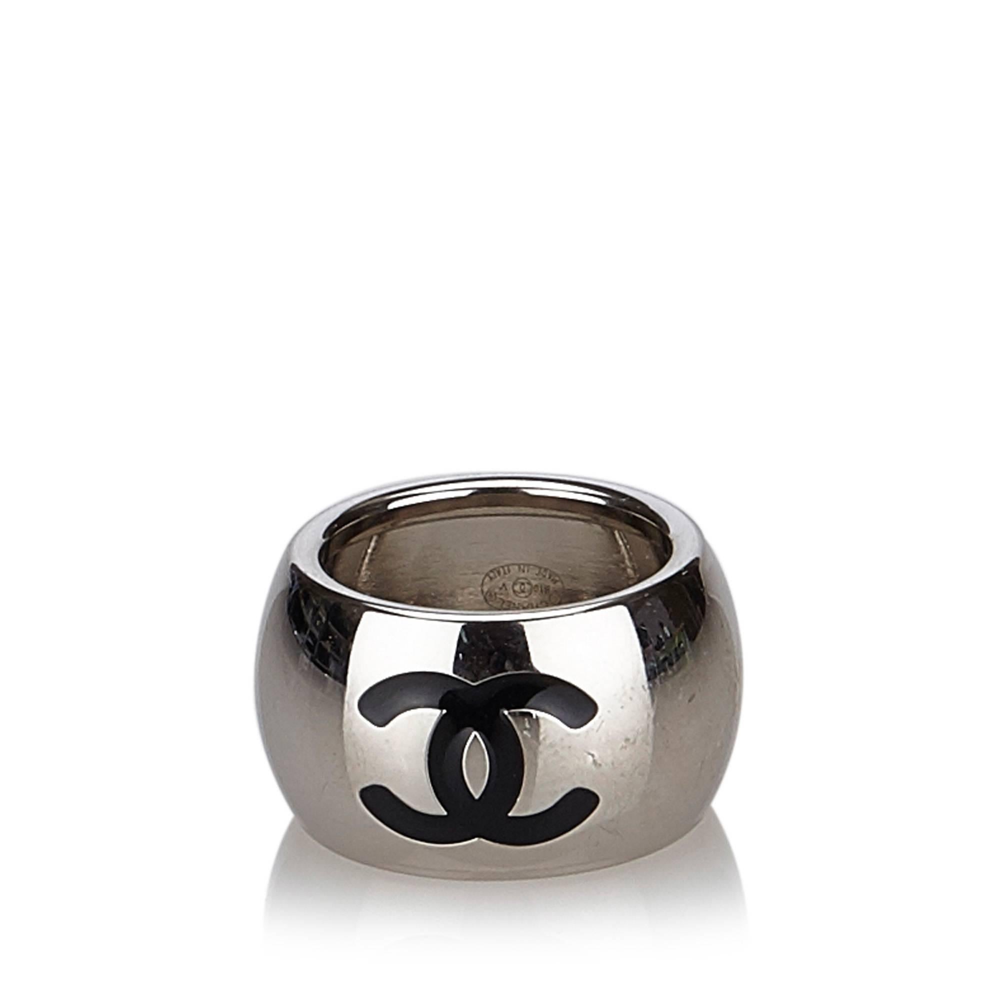 - This Chanel black "CC" heart ring features a silver metal hardware. Featuring a black 'CC" logo on the other side as well. Love the simplicity and design of this ring that you can wear it two sides. 

- Made in France. 

- Size:14cm