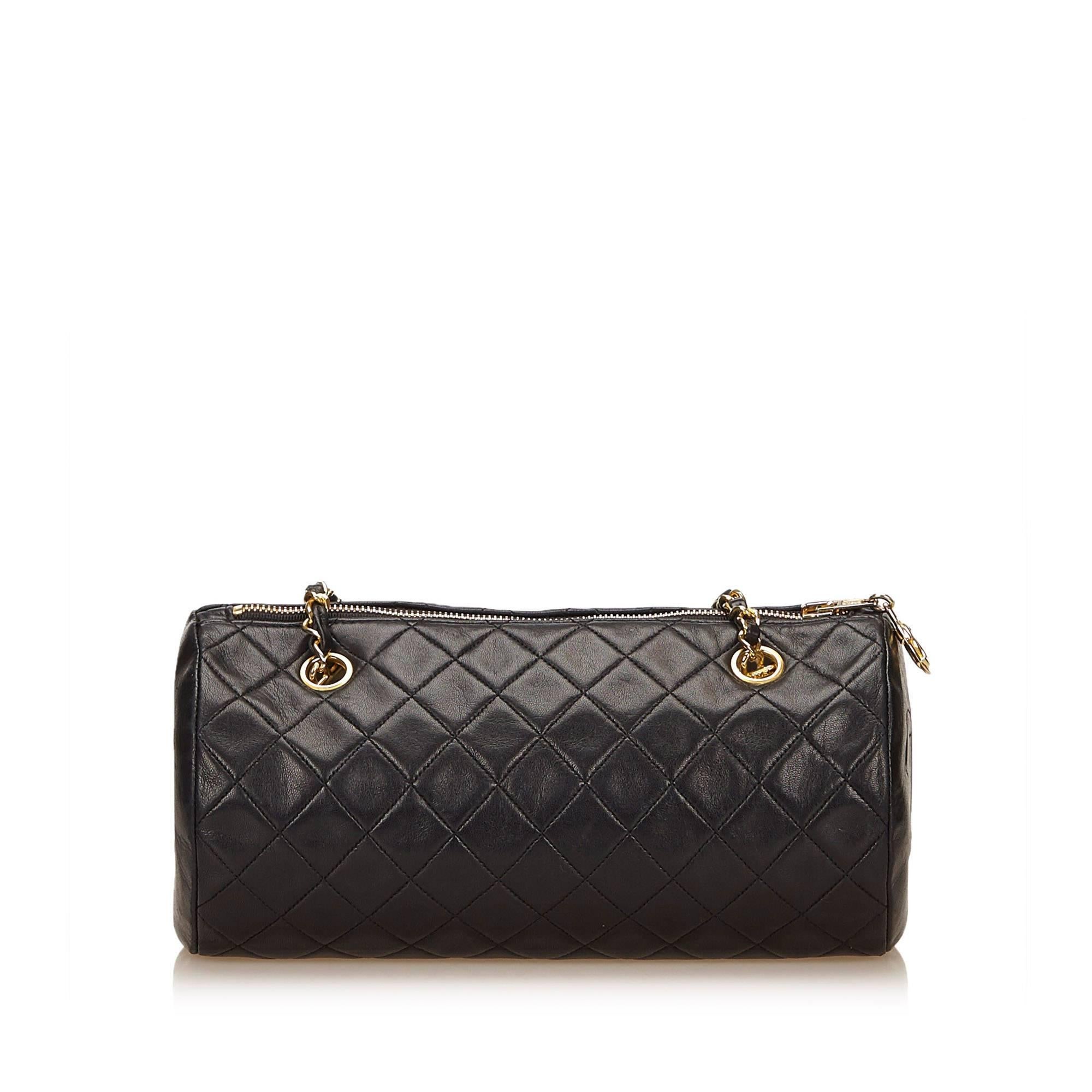 Chanel Bolso cilíndrico de piel de cordero acolchada negra en Excelente Estado en Sheung Wan, HK