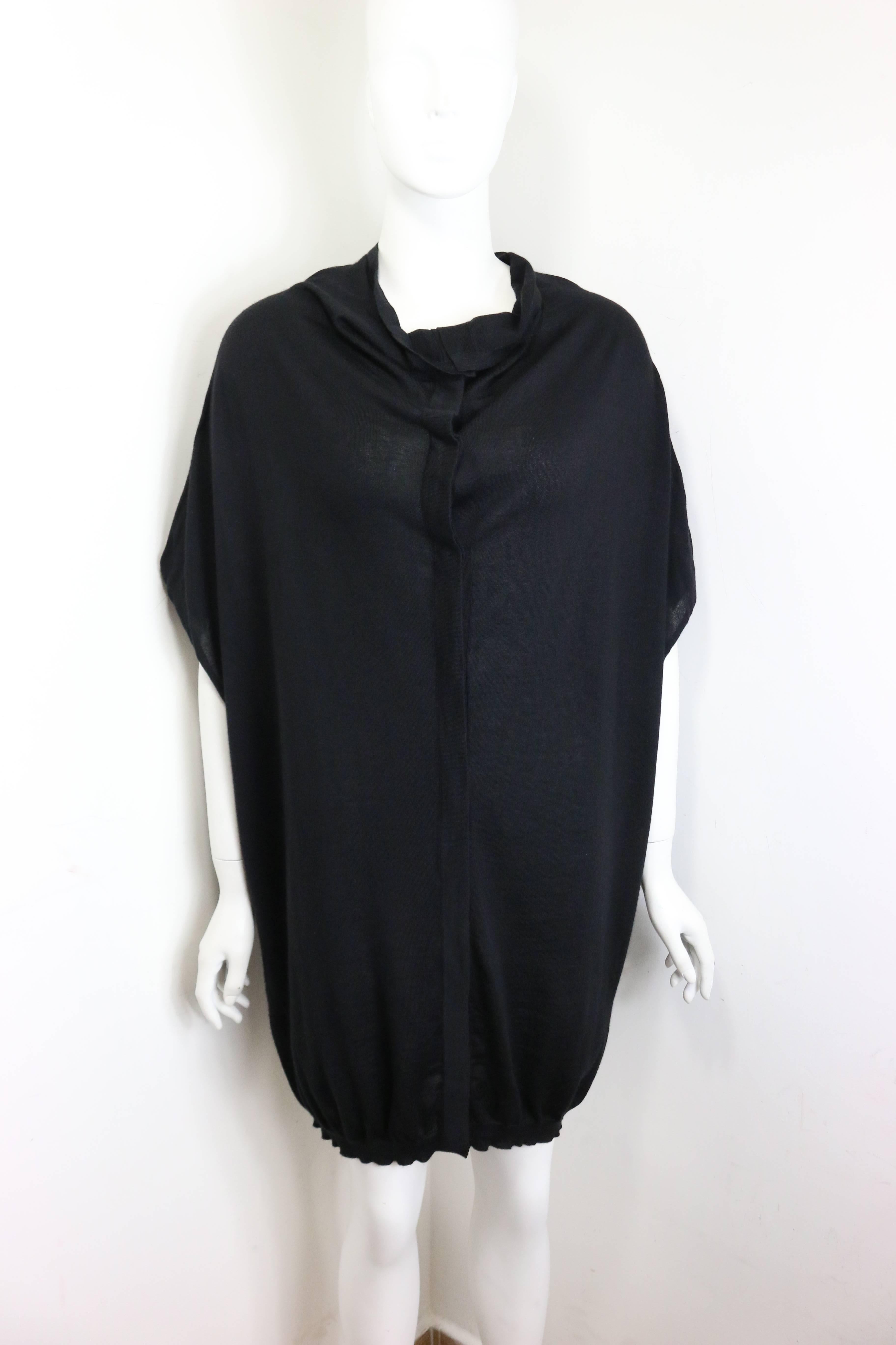 - Jil Sander by Raf Simons cashmere and silk sleeveless oversize top. Featuring ten black buttons closure. 

- Made in Italy. 

- Size 38. 

- 70% Cashmere, 30% Silk. 

