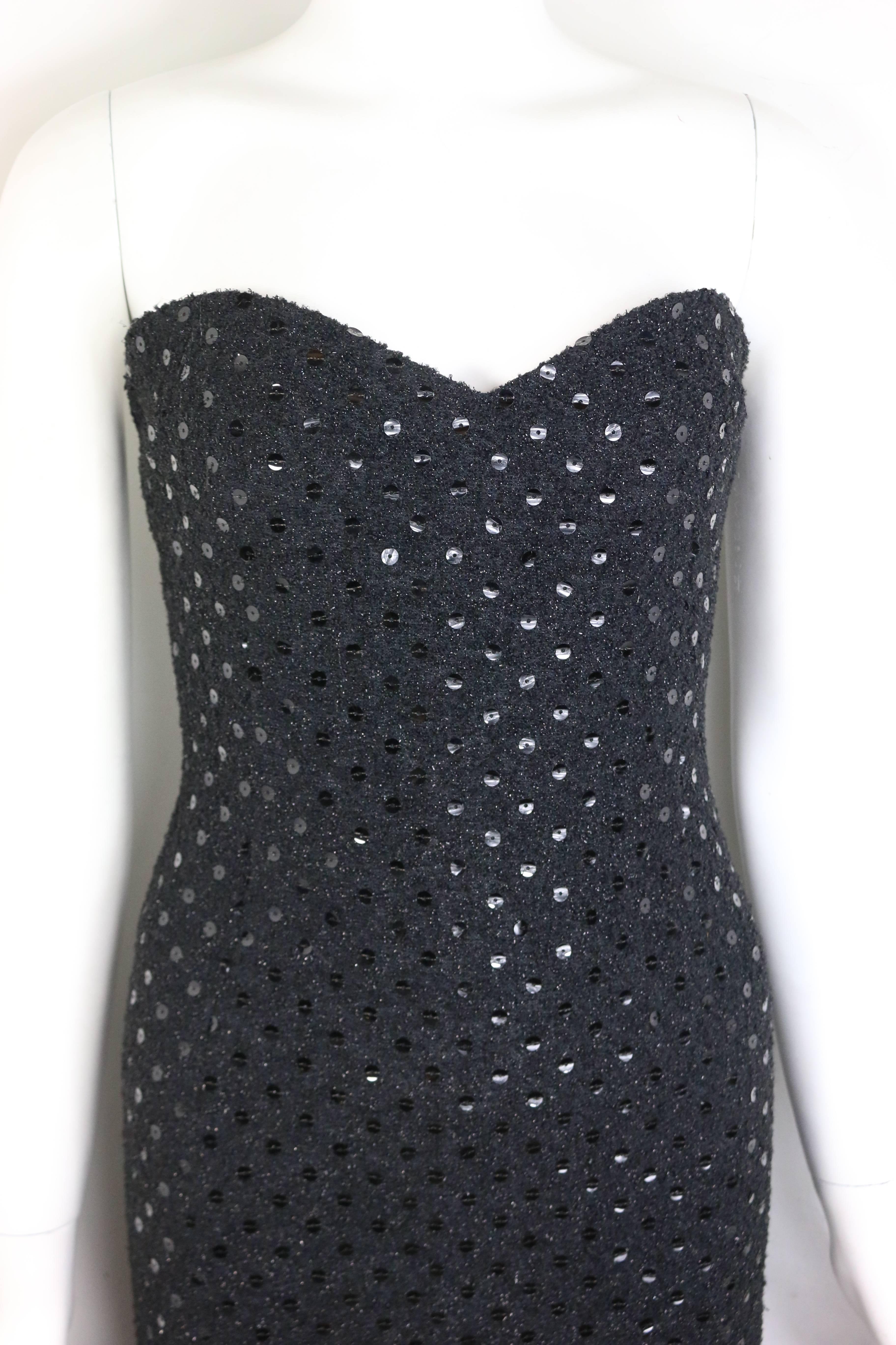 Nero Abito da sera a tubo lungo in tweed nero con paillettes nere di Chanel in vendita