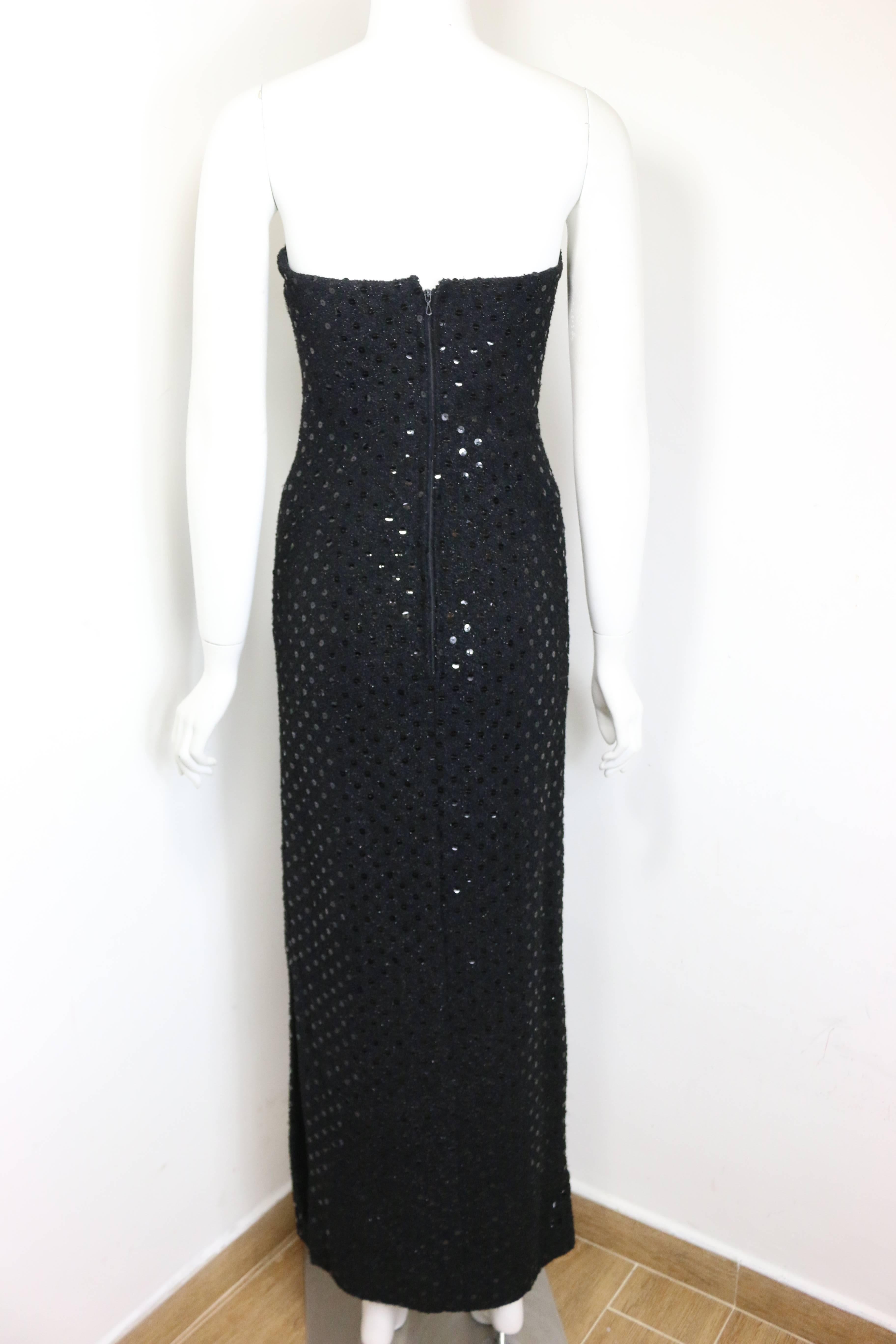 - Abito da sera a tubo lungo Chanel vintage in tweed nero con paillettes nere della collezione 1983-1984. Caratterizzato da una chiusura con zip invisibile sul retro, uno spacco sull'orlo laterale sinistro. Un articolo molto classico e uno dei primi