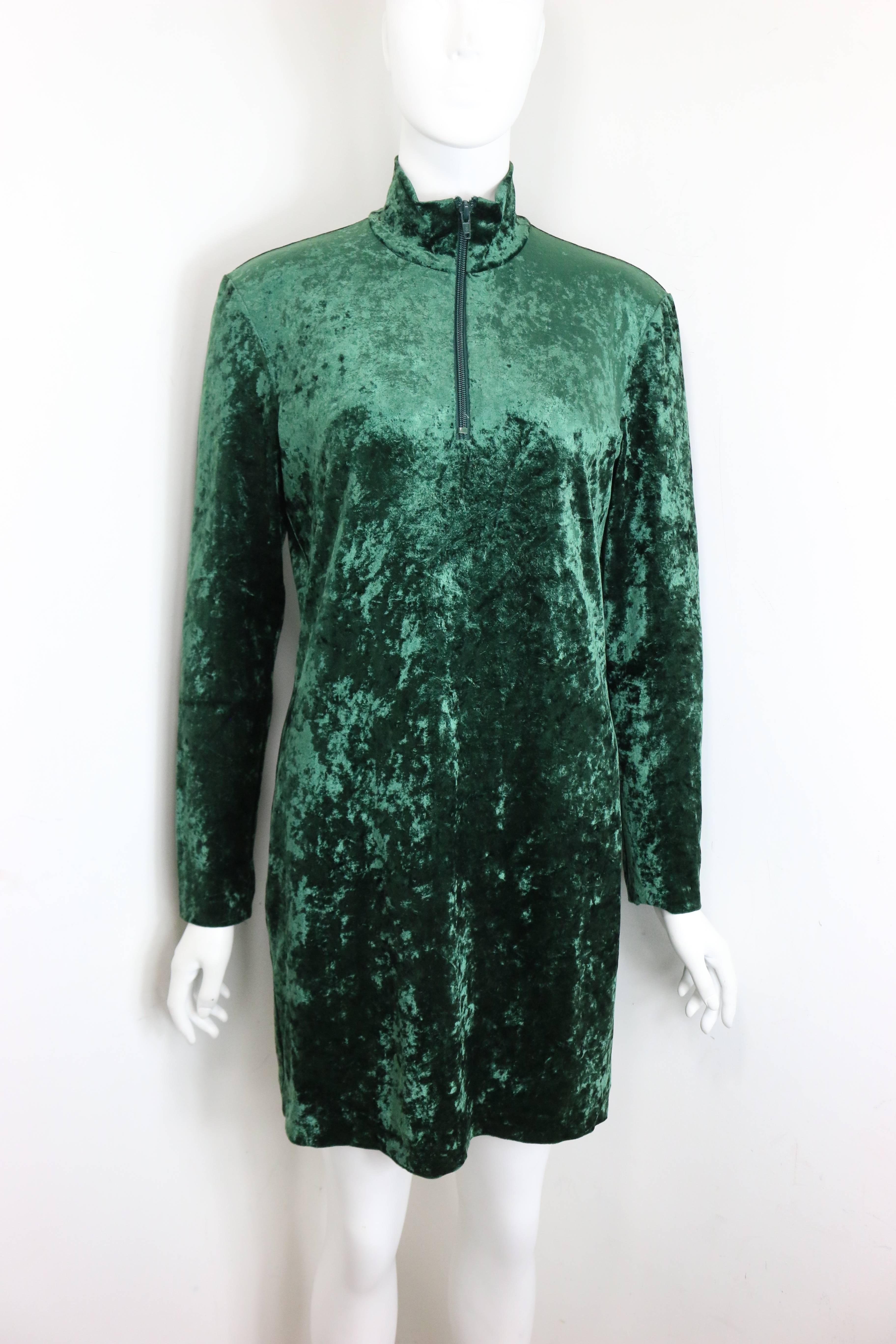 - Vestido vintage de cuello alto de terciopelo verde de Issey Miyake de los años 90. Con cremallera frontal. 

- Fabricado en Japón. 

- Talla M. 

- 60% Triacetato, 30% Nylon, 10% Poliuretano. 

- Busto: 36 pulgadas. Hombro: 16 pulgadas. Mangas: 22