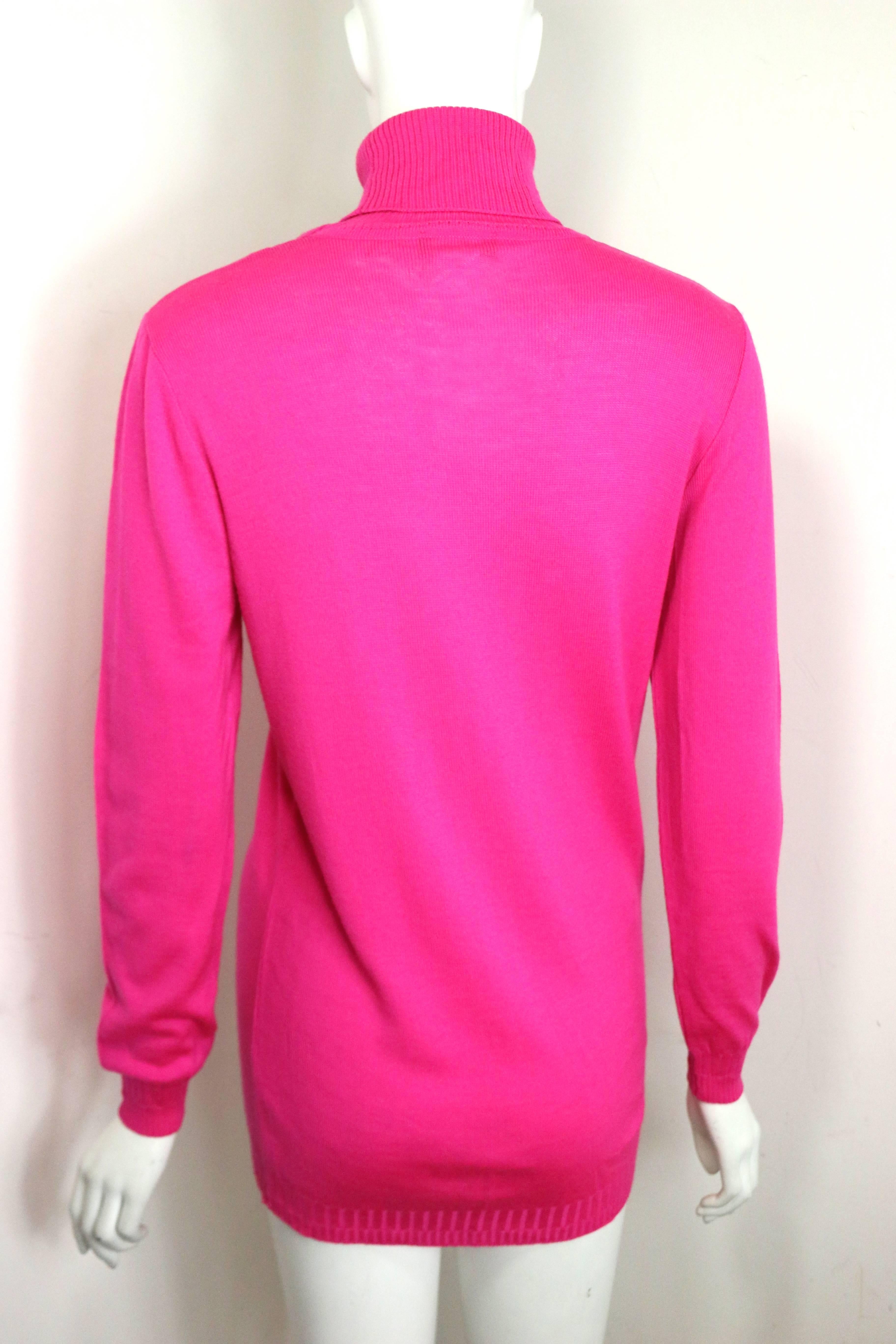 - Vintage 90s Gianni Versace Couture pink wool turtleneck top. 

- Made in Italy. 

- Bust: 28 inches. Shoulder: 15 inches. Sleeves: 22 inches. Height: 28 inches. 

- 100% Wool. 


