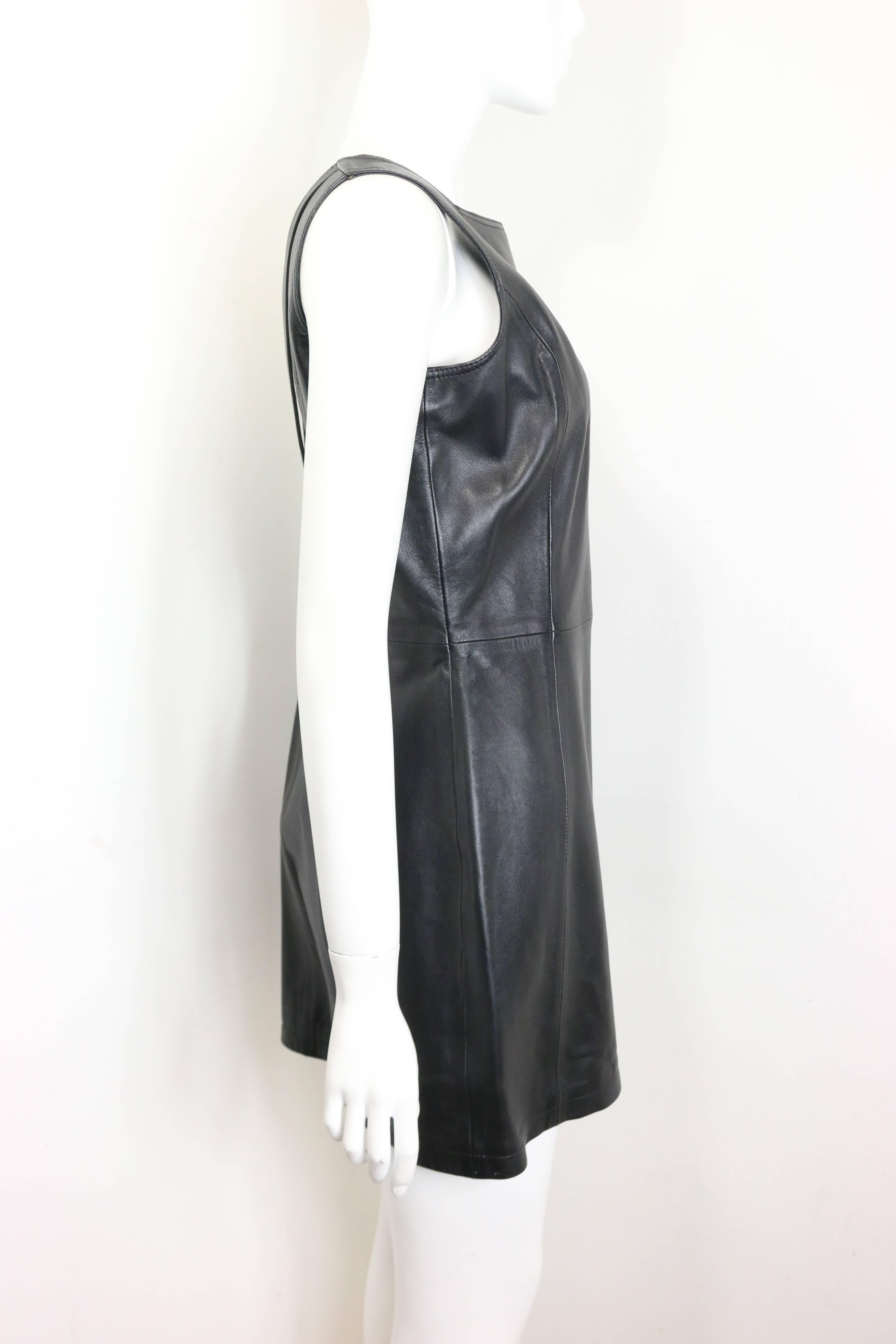Noir Gianni Versace Iconique robe noire en cuir avec découpes au dos  en vente