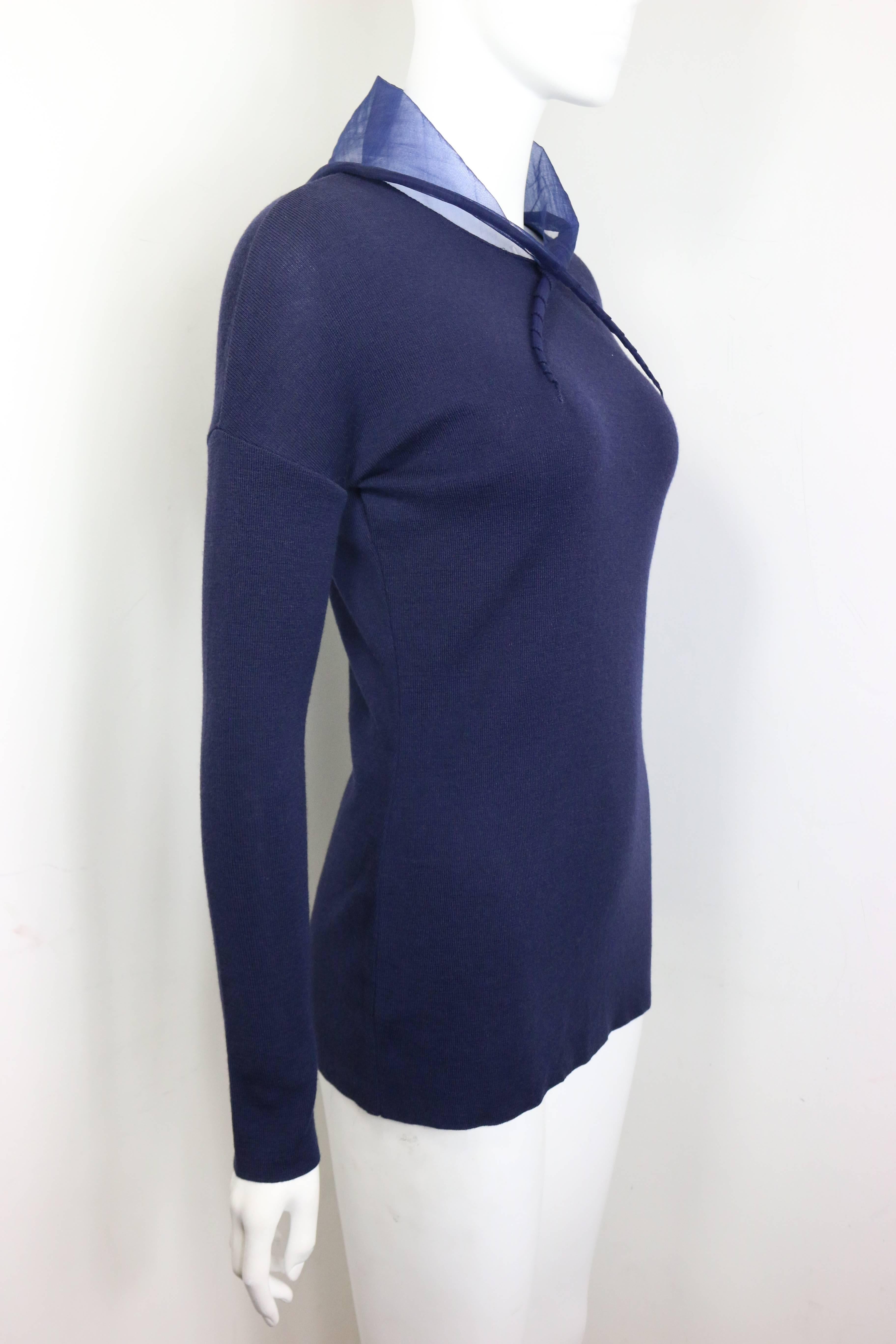 - Pull-over vintage 90s Liviana Conti en laine bleu marine avec capuche transparente. 

- Fabriqué en Italie. 

- Taille 42. 

- 100% laine. 
