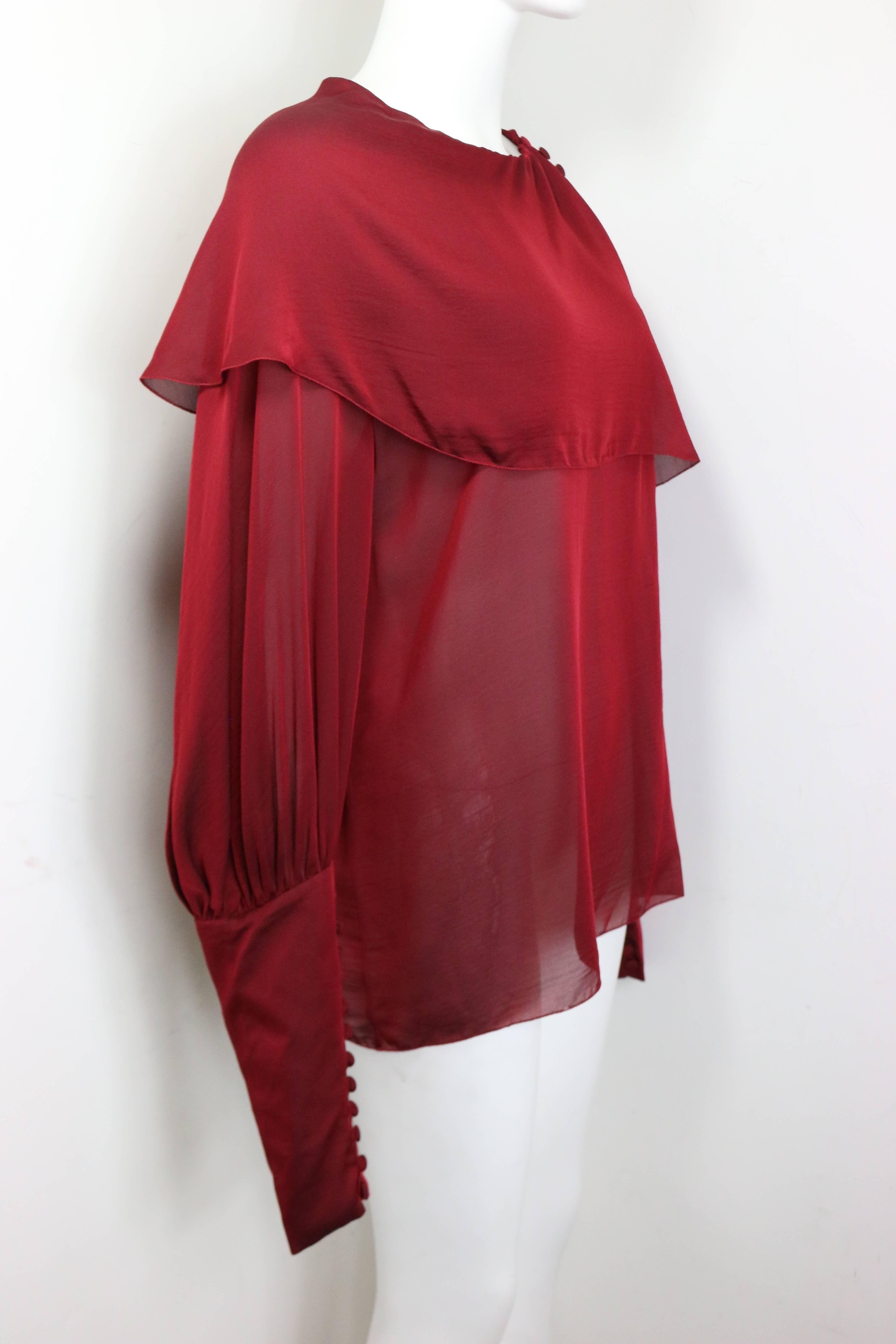 2007 Chanel Rotes langärmeliges Hemd aus Seide im viktorianischen Stil  im Zustand „Hervorragend“ im Angebot in Sheung Wan, HK