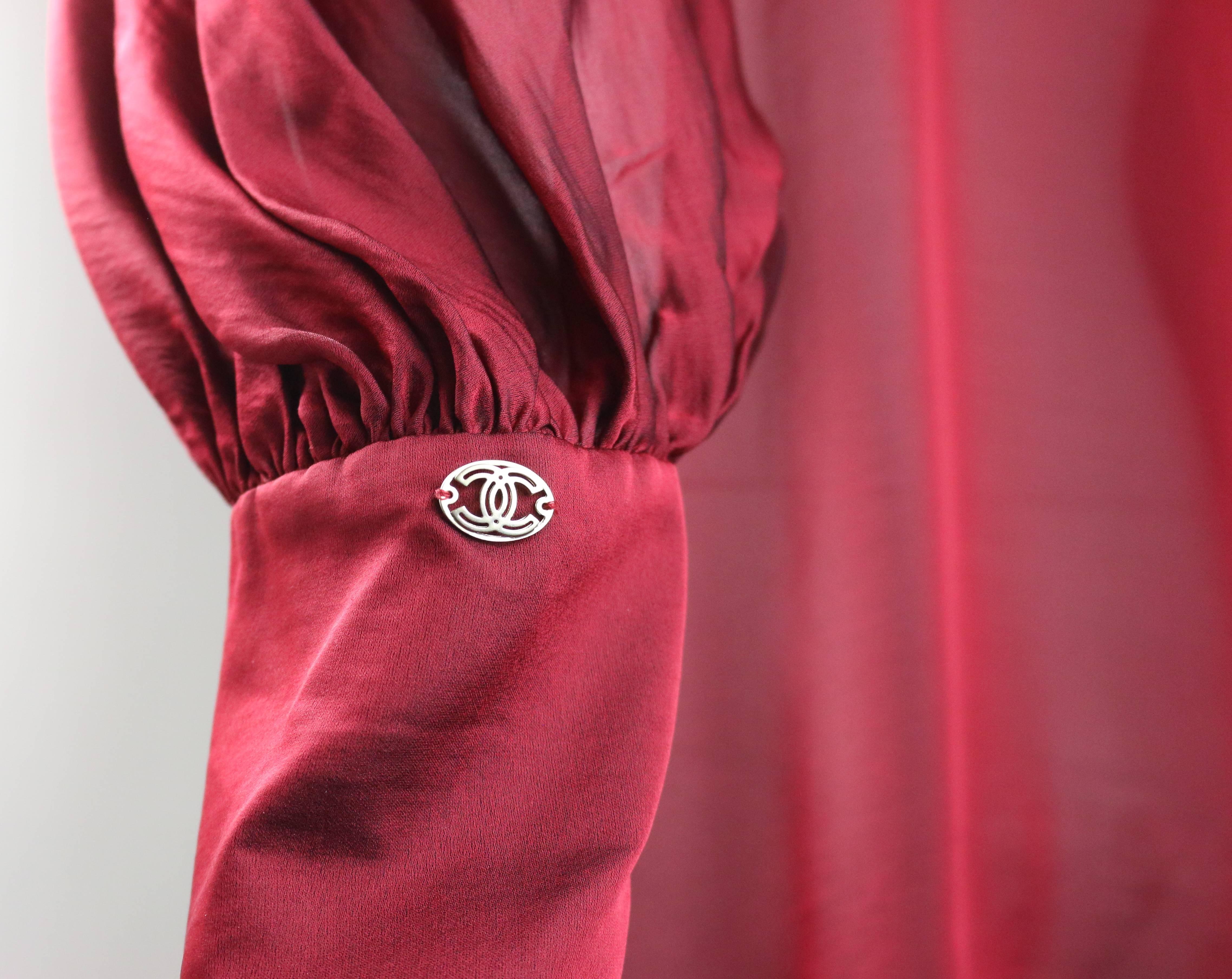 2007 Chanel Rotes langärmeliges Hemd aus Seide im viktorianischen Stil  im Angebot 3