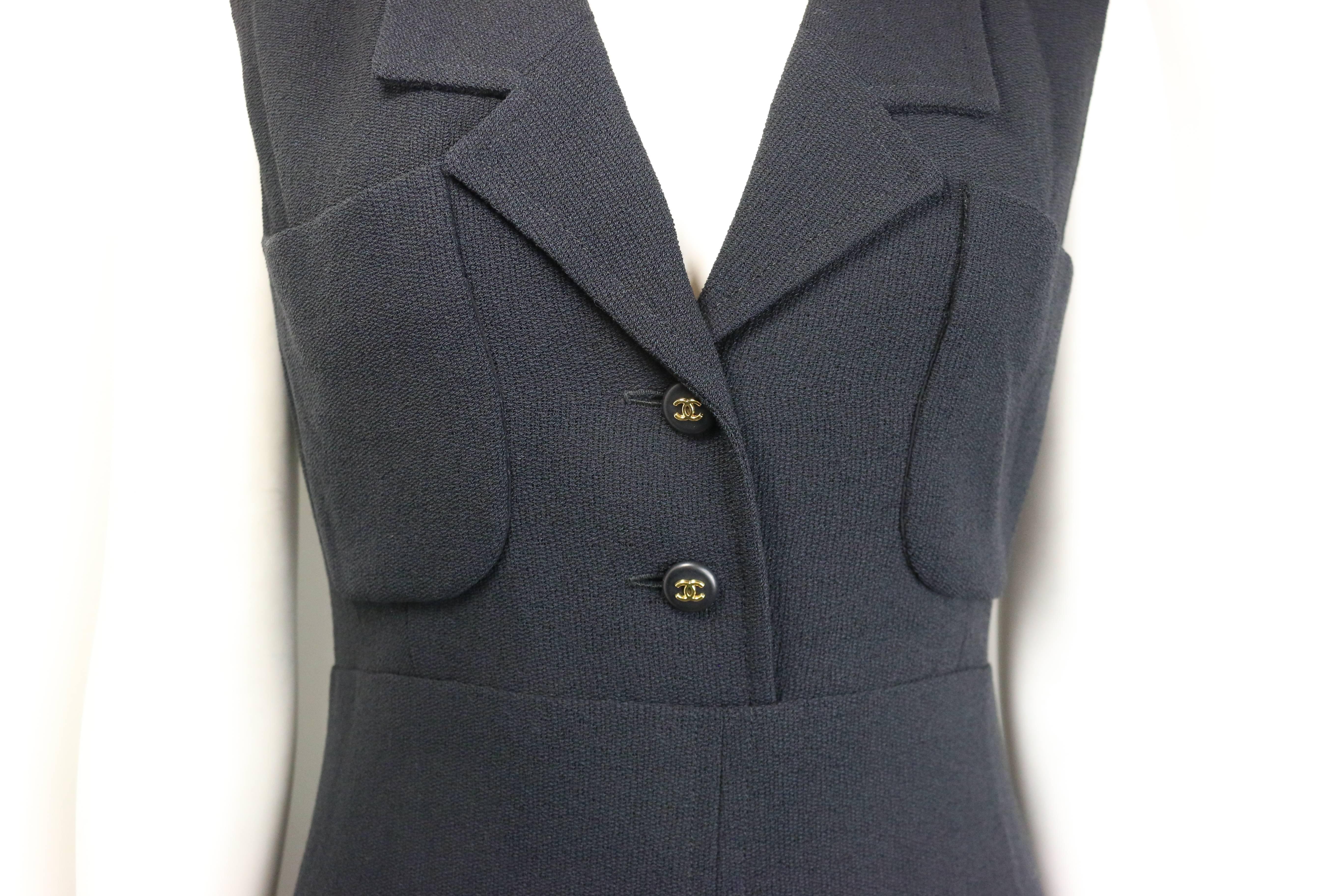 - Robe longue classique de Chanel en laine noire de la collection A/W de 1995. Il présente deux poches ouvertes à l'avant avec deux boutons 