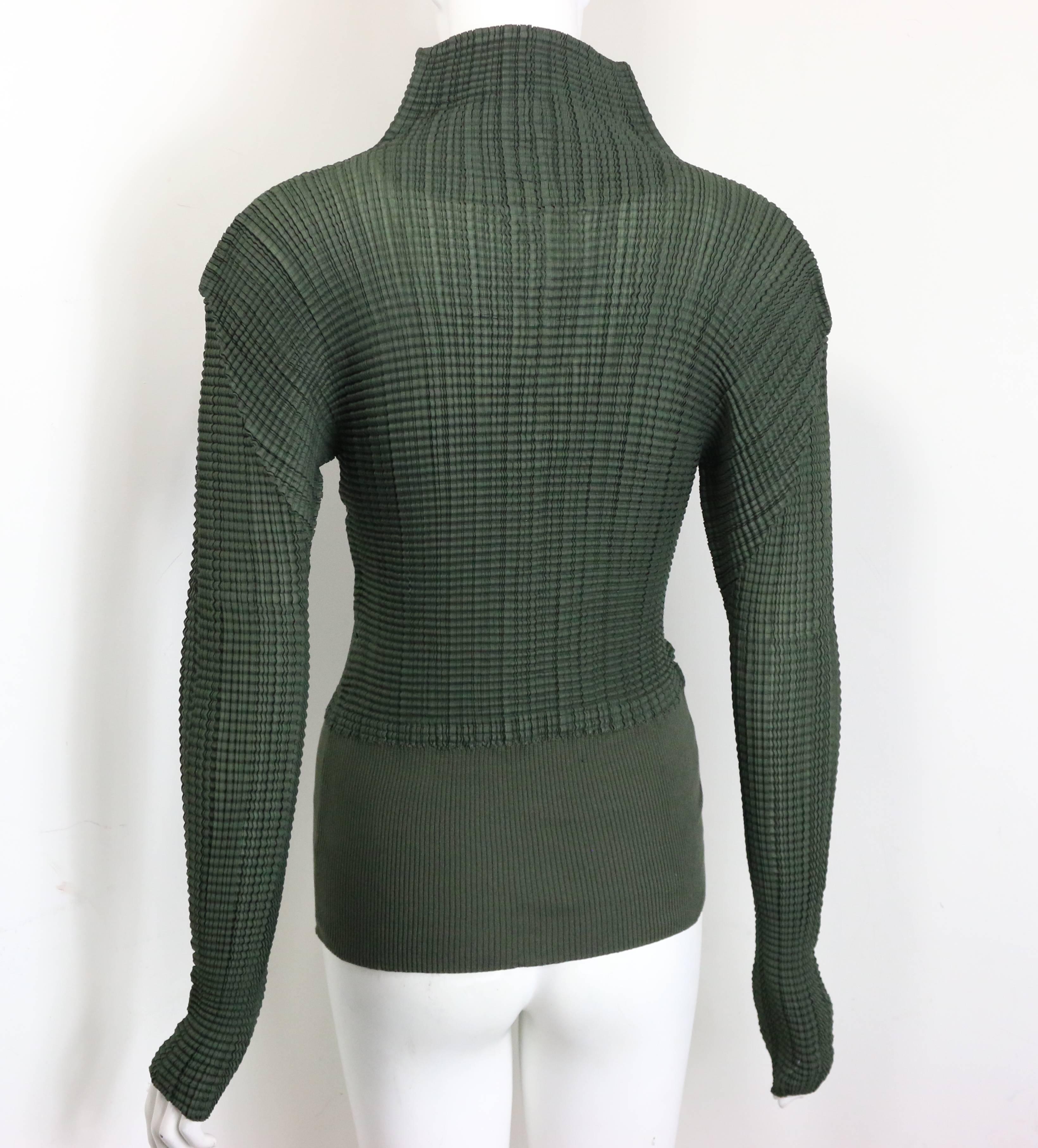 Issey Miyake Green Pleated V Neckline Collar Long Sleeves Top In Excellent Condition For Sale In Sheung Wan, HK