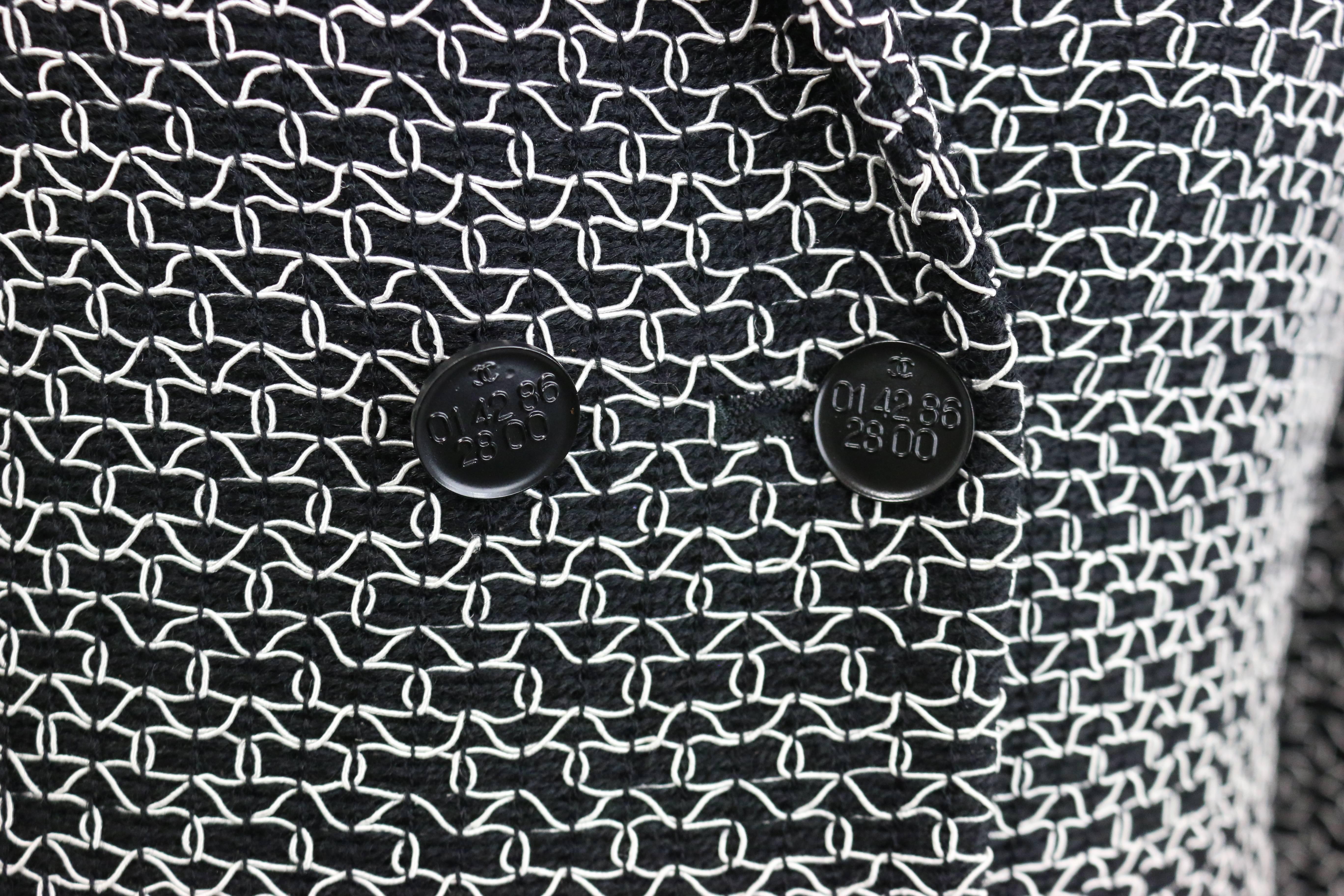 Noir Laine tweed noire de Chanel, 1998  Veste à double boutonnage en filet tricoté blanc en vente