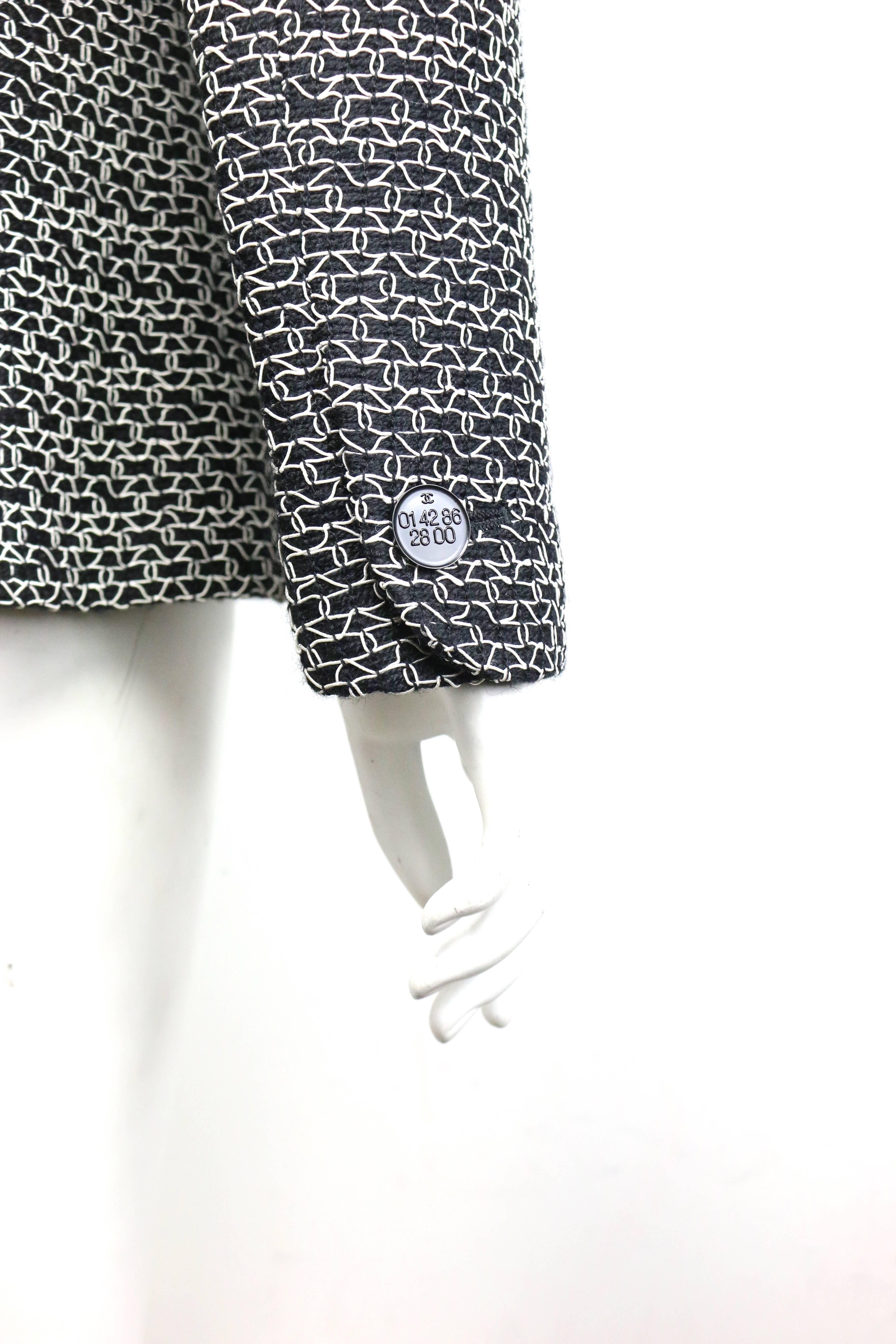 Laine tweed noire de Chanel, 1998  Veste à double boutonnage en filet tricoté blanc en vente 1
