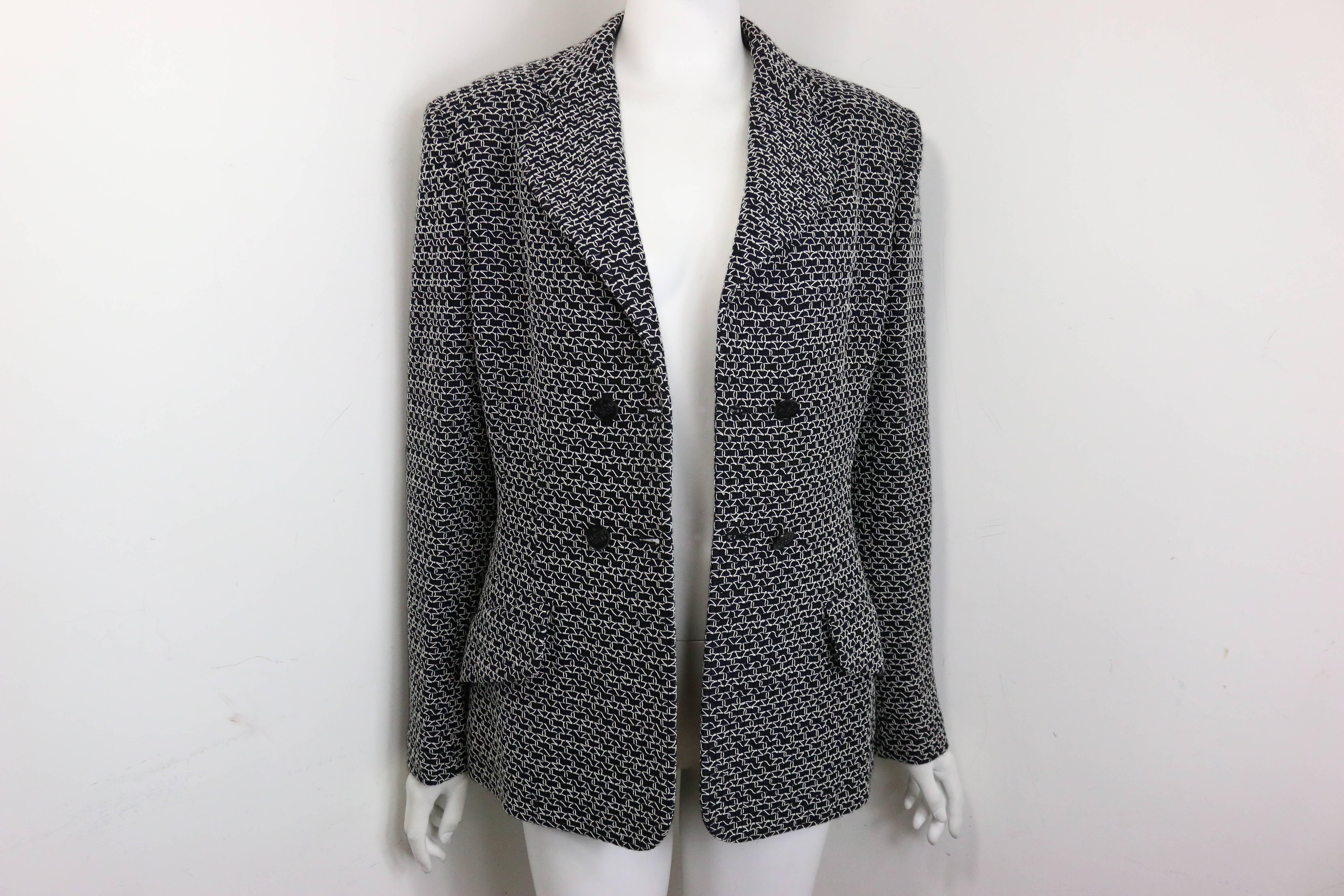 - Vintage Chanel veste double boutonnage en laine tweed noire avec filet tricoté blanc de l'année 1998 pré collection. Il est doté d'une double boutonnière noire 