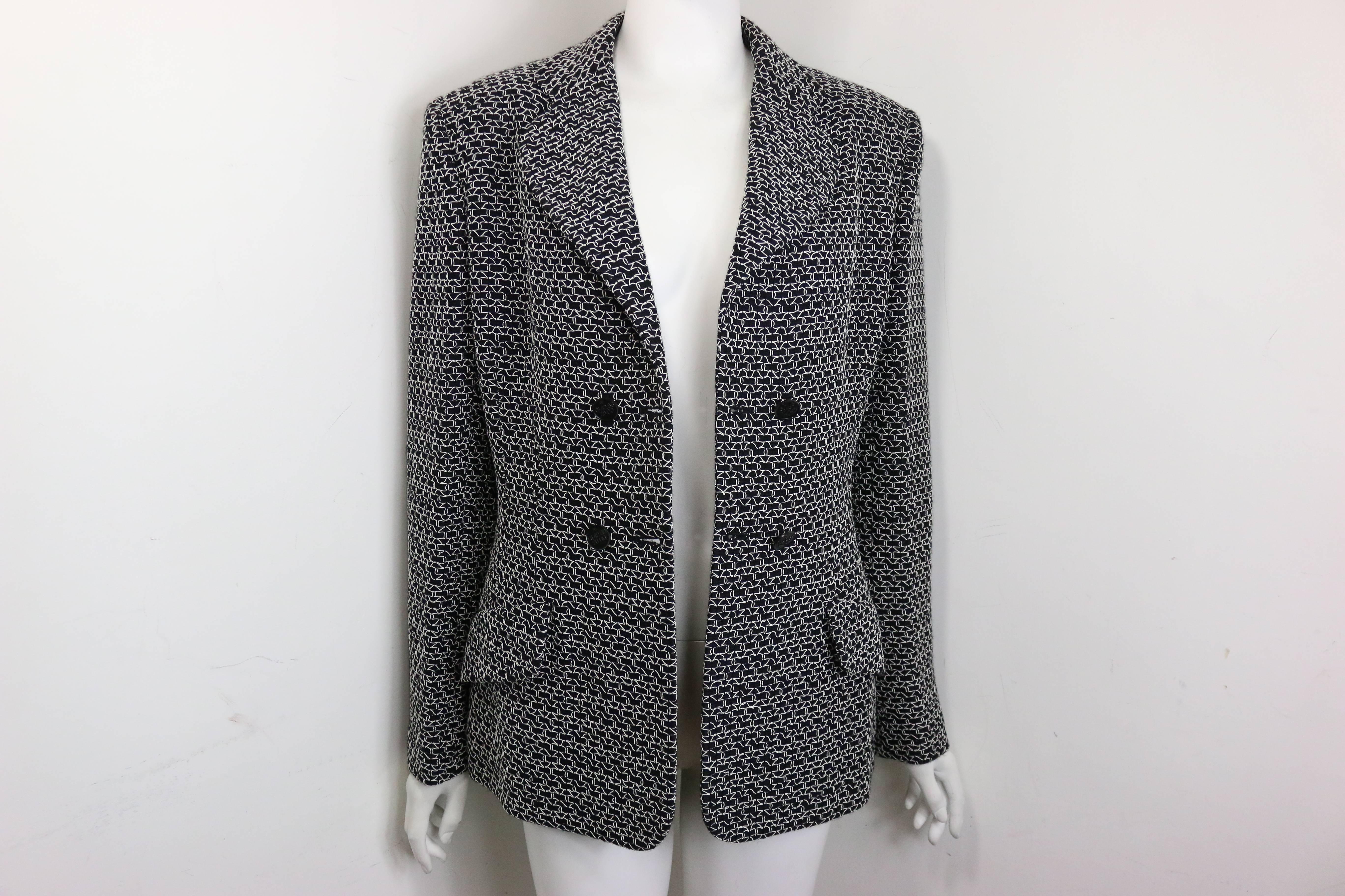 - Giacca doppiopetto vintage Chanel in tweed di lana nera con rete a maglia bianca del 1998, pre collezione. Caratterizzato da doppio petto con bottoni neri 